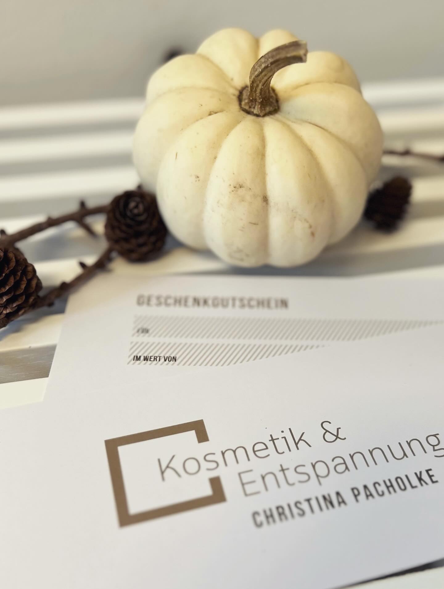 Wenn draußen die Temperaturen sinken und die Welt ein Stück ruhiger wird, tut es gut, sich selbst oder einem lieben Menschen etwas Zeit zu schenken – Zeit zum Durchatmen, Loslassen und Auftanken.
Mit diesem Gutschein verschenkst du eine Auszeit für Körper, Haut und Seele – einen liebevollen Moment, der von innen wärmt und von außen pflegt.
Sanfte Berührungen, wohltuende Düfte und kostbare Pflegeprodukte lassen den Alltag für eine Weile in den Hintergrund treten.
Ein Geschenk, das Entspannung, Balance und neue Energie schenkt – für mehr Wohlbefinden und ein schönes, strahlendes Hautgefühl.