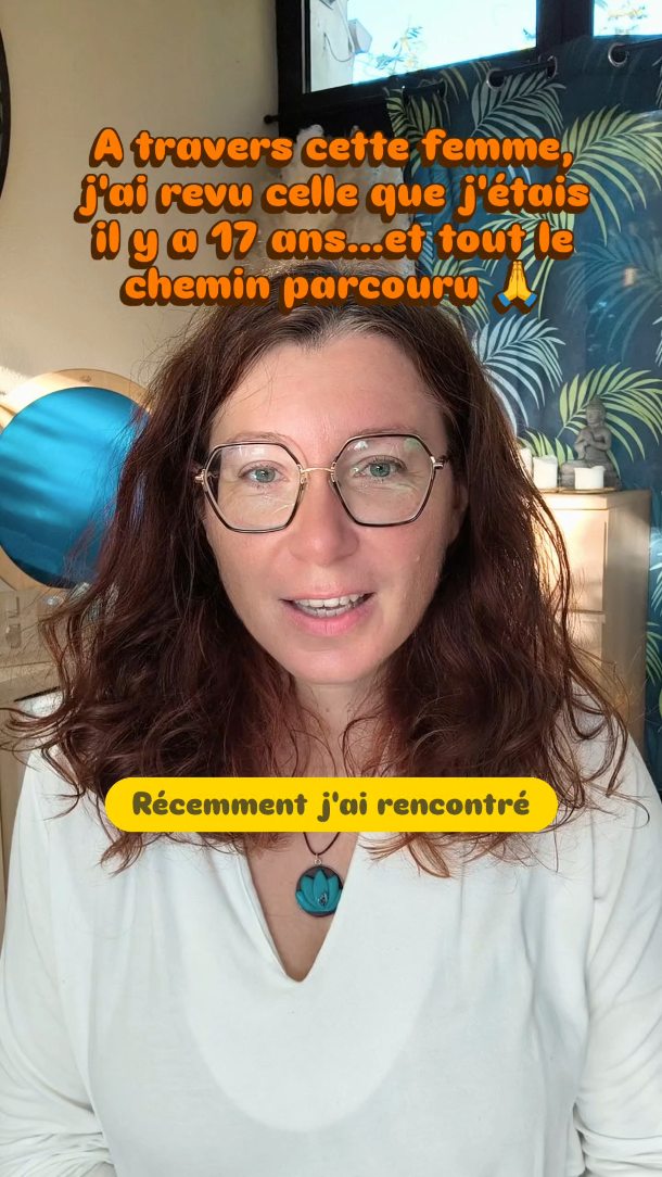 Récemment, j’ai rencontré une femme qui m’a profondément émue.
En une fraction de seconde, je me suis reconnue en elle.
Elle, c’était moi… il y a 17 ans.
Quand je me suis séparée du père de mon fils — un pervers narcissique alcoolique.
J’étais effondrée, perdue, sans repère.
Quand on me demandait : “Qu’est-ce que tu aimes, toi, dans la vie ?”
Je ne savais même plus répondre.
Et pourtant, il y avait ce petit être, mon fils, à mes côtés.
Il me rappelait à chaque instant que la Vie, elle, ne m’avait jamais abandonnée.
Qu’il fallait continuer, un pas après l’autre. 🌱
Rencontrer cette jeune femme, c’était comme regarder en arrière avec tendresse.
Mes blessures d’alors sont devenues des racines.
Et je me sens aujourd’hui profondément en paix,
parce que sans tout ça, je ne serais pas celle que je suis.
Et ce que j’ai vu en elle…
c’est la femme qu’elle est déjà, même si elle ne la connaît pas encore.
Je sais qu’elle va la découvrir, à sa façon, à son rythme, comme je l’ai fait.
✨ Noémie, si tu entends ce message, je pense fort à toi. Je te Vois🩵🥰
C’est pour cela que je fais ce métier.
Pour transmettre ce message :
le chemin de la reconstruction est possible.
Pas parce que c’est facile, mais parce que c’est vivant.
Et que la Vie, elle, ne nous abandonne jamais. 🌸
🪞 Je suis Julie Gohier, Magic’Kiffeuse – Facilitatrice de Joie Incarnée.
J’accompagne les femmes sensibles à se retrouver, à se libérer des fardeaux du passé et à vibrer leur lumière unique, avec douceur et confiance. 💖
#joieincarnée #magickiffeuse #renaissance #reconnexionasoi #femmesensibles #transformationintérieure #oserêtre #chemindevie #developpementpersonnel #libérationémotionnelle #guérisonféminine #amourdesoi #pks #oserlavie #vibrerlasimplécité #métamorphose #femmeconsciente #authenticité #oserêtresoi #espacesdevie