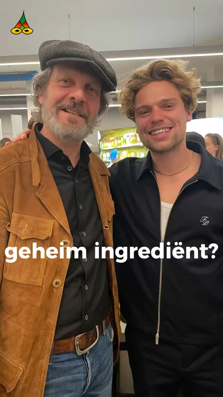 – Geheim recept?
Een middag vol stroom.
Niet van het net — maar van mens-energie. Bij de boeklancering van @chefvanderlecq was het voelbaar.
Hil, Popov en ik stonden even op de juiste spanning. Nieuwe mensen ontmoet, inspiratie. Dank Daan en Crew
Volg het @poeziejournaal - dichterlijke reportages met rechte rug en open hart.
✍️ Maurice Jonkers & 🎥 Hilma ten Boske
Wil jij ook een gedicht of optreden?
Stuur een DM of kijk via de link in bio.
#poëziejournaal #houdezonzijde #chefvanderlecq #inspiratie #geheimrecept #vrolijkestroom #zuurdesem #popov #australianshepherdworld