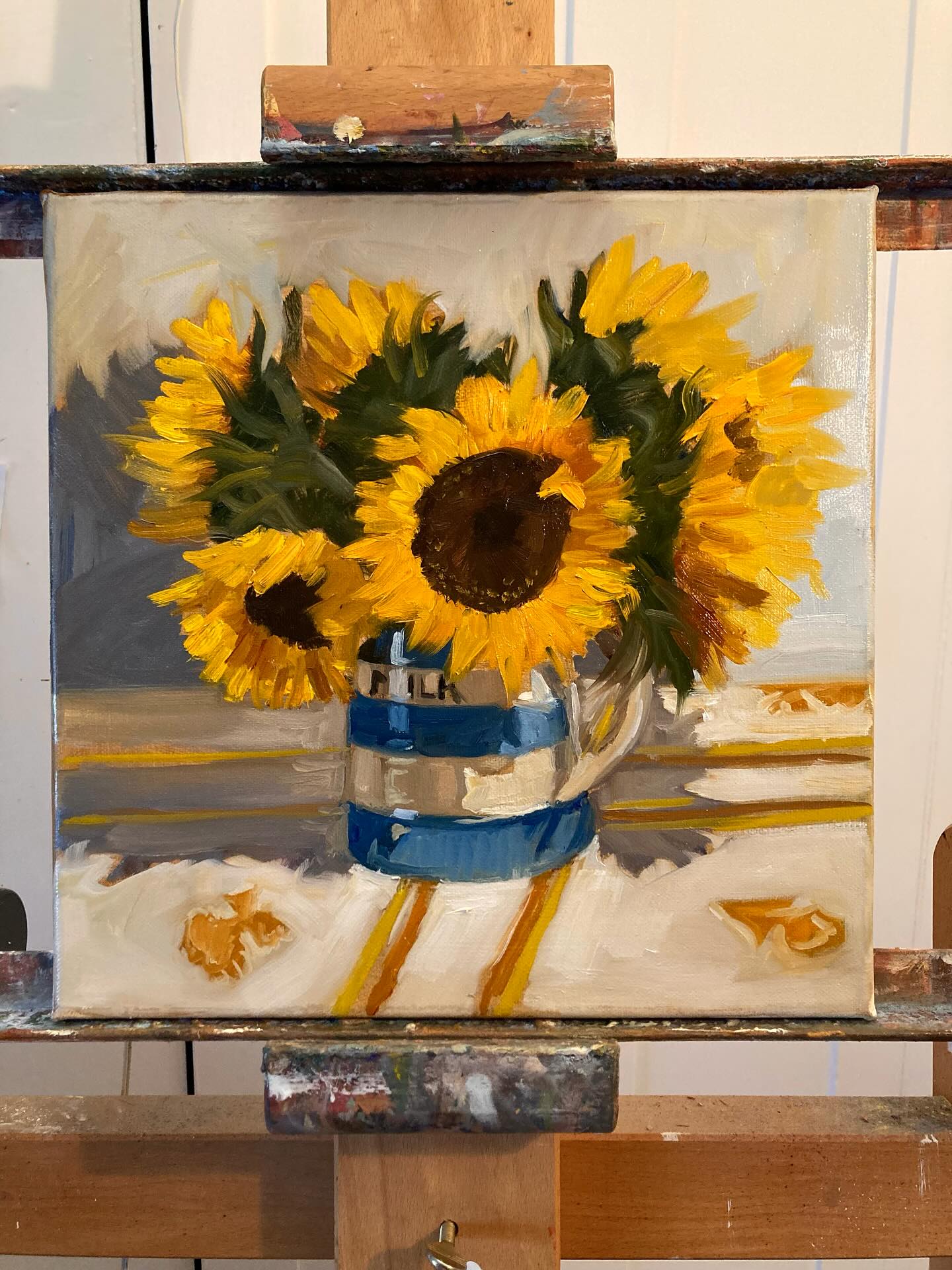 Something cheerful for a grey day. My class have been spending this week painting these and they have all done such a great job. It is such a privilege having the job of getting them to realise what great artists they are ♥️
#sunflowers #sunflowersofinstagram #sunflowers #sunflowerpainting #sunflowerstillife #oilpainting #oilpaintinglessons #beautifulflowers #buyart #suffolkart #suffolkartist #woodbridge