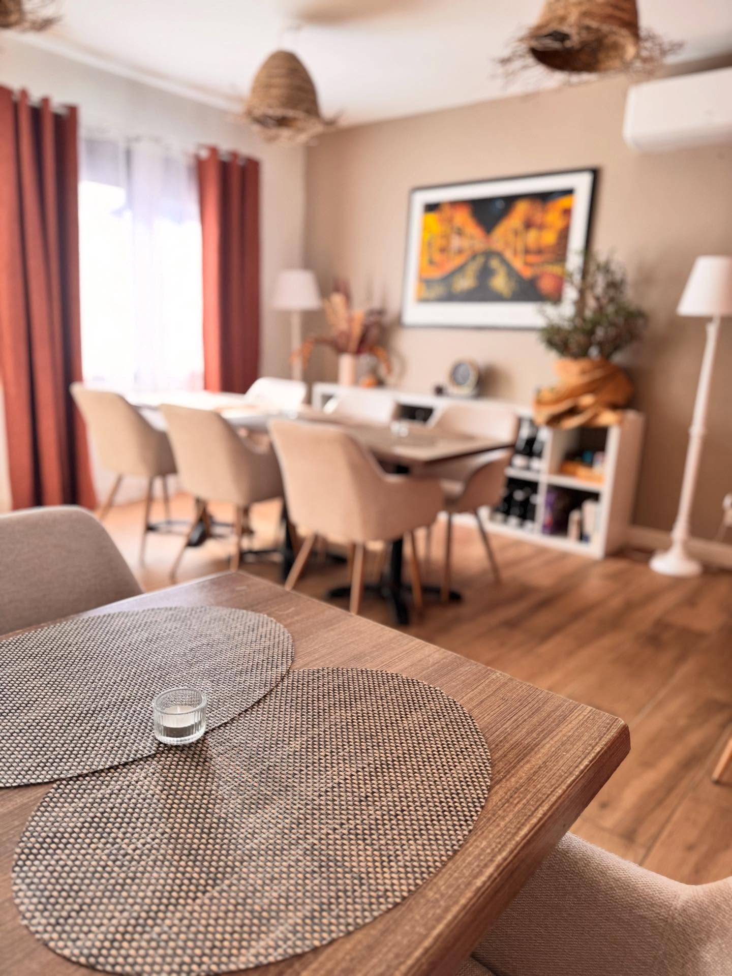 Après quelques jours de peinture et réaménagement, il nous manque quelque touche de déco et accessoires pour finir.
En attendant, nous pouvons dès à présent vous accueillir avec nos deux salles arrières préparées pour vous.
Hâte de vous retrouver, pour l’heure, passez une belle journée,
Le Café du Commerce