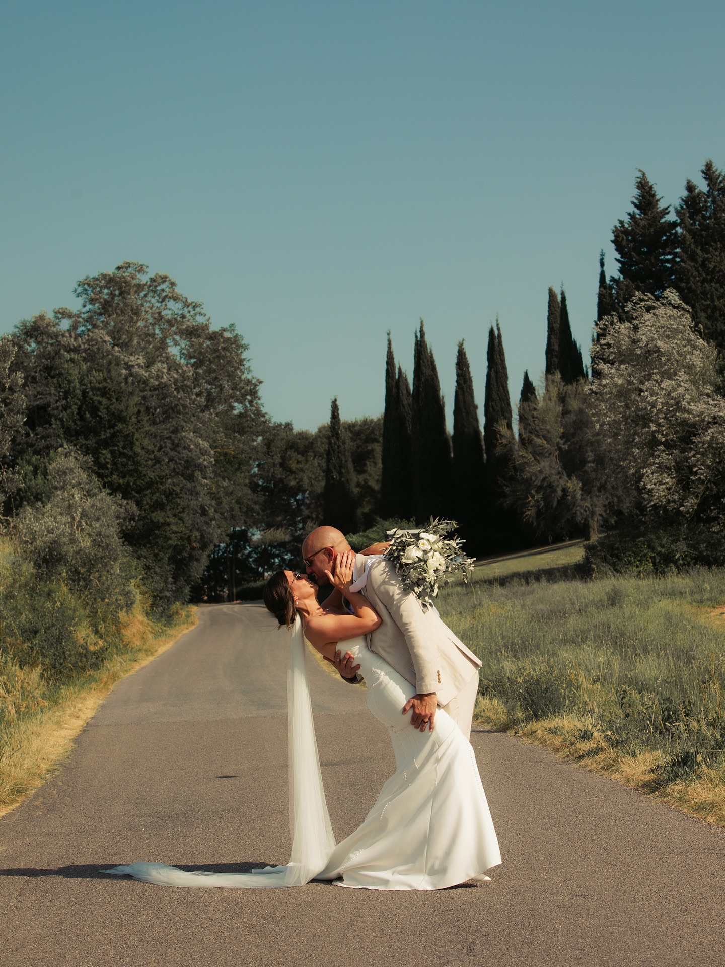 A dip kiss in the Tuscany countryside is a must! 🌲☀️🇮🇹