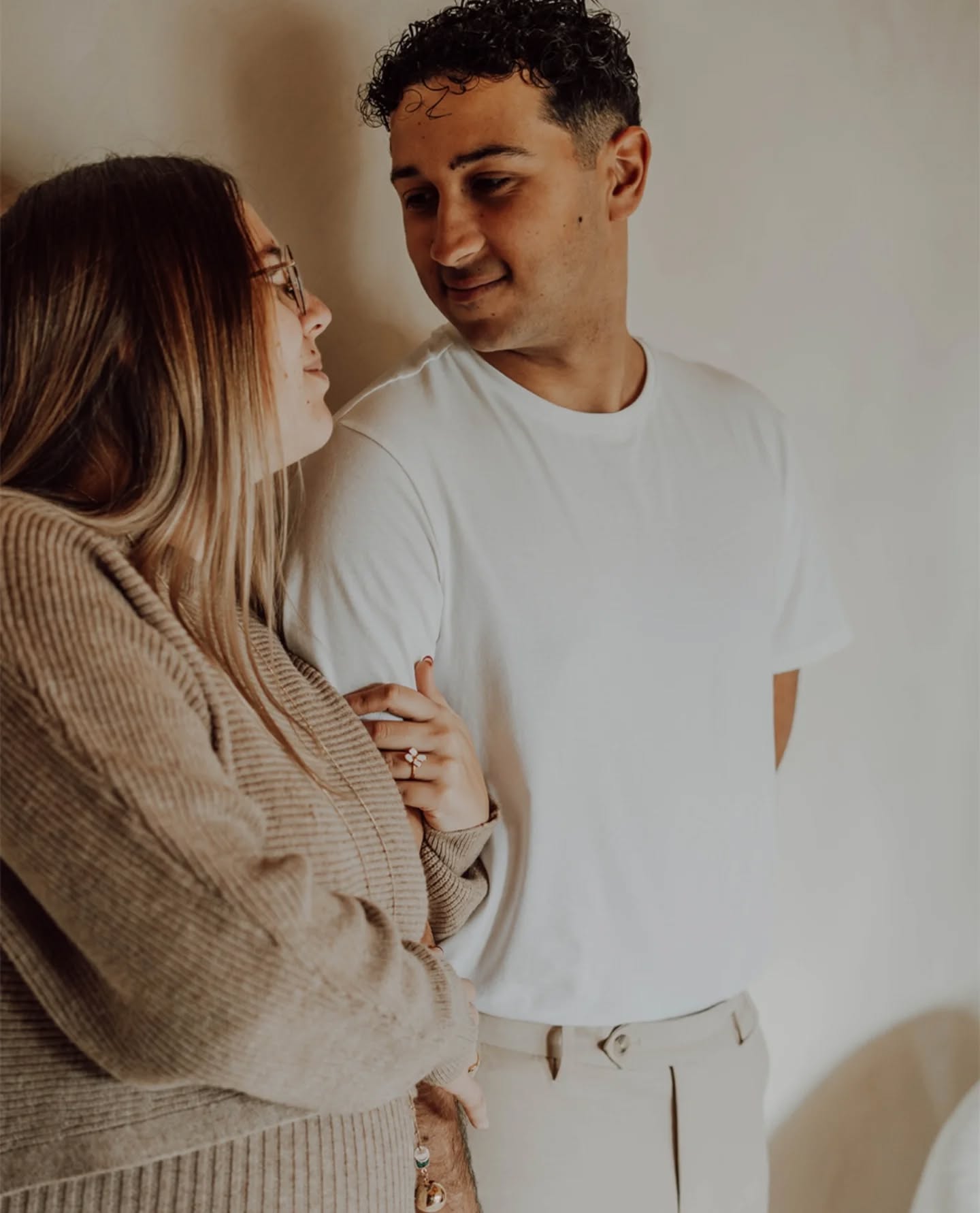 La beauté de l’attente… ✨
Chaque séance grossesse en couple est une rencontre unique.
Il y a quelques mois, j’ai eu le plaisir d’immortaliser ces instants précieux au studio.
Chaque geste, chaque sourire, chaque étreinte raconte une histoire d’amour et de complicité, suspendue dans le temps.
#photographegrossesse #séancegrossesse
#futuremaman #maternité
#complicité #momentsmagiques
#grossesseroanne #photographeroanne
#studiophotosession #grossesse
#paraylemonial #charlieu
#pregnancyphotography