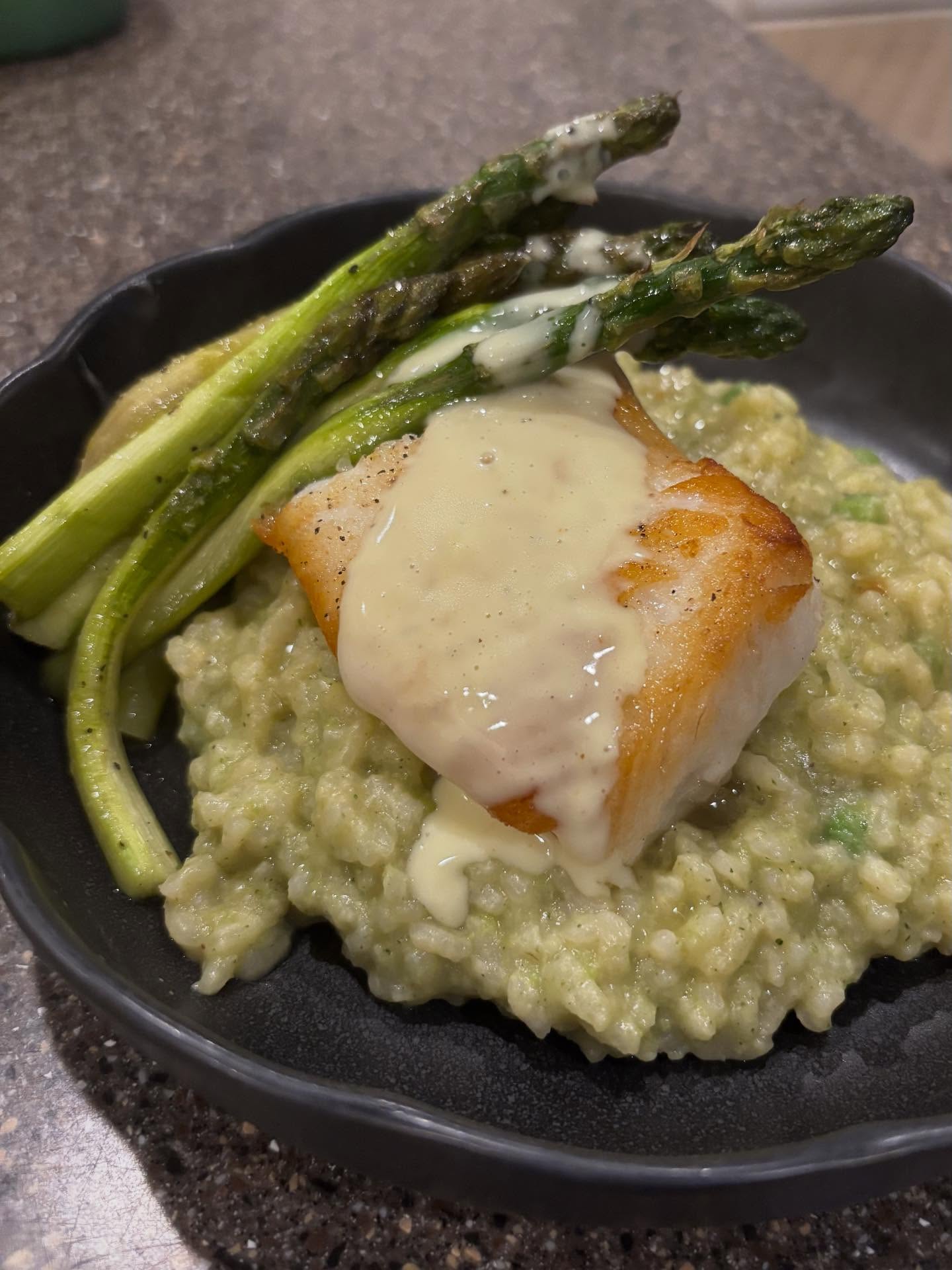 Another delicious and lovely fish dish by Alex! Pan seared Chilean sea bass over sweet pea risotto, served with roasted asparagus and topped with hollandaise sauce. Yum!! As always thanks to @saltwater_markets for the great fresh fish!