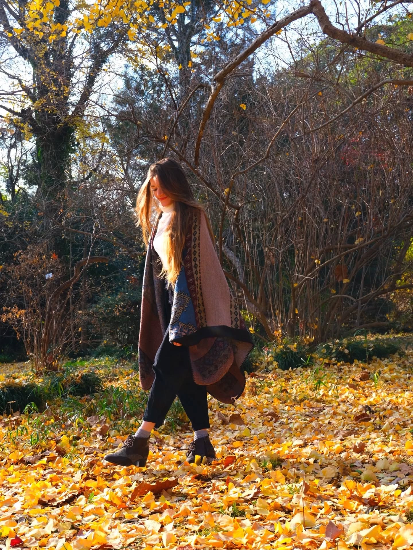 À cœur ouvert 🖤
Le premier tome du Bureau des Âmes - Livre I: La Dame en noir ressortira en librairie la semaine prochaine.
Ce se sera ma première sortie en maison d'édition et j'avoue être assez anxieuse.
Lorsque j'ai cédé mes droits aux @editions_octoquill je ne savais pas vraiment à quoi m'attendre. Un livre qui a déjà eu une vie en auto-édition fait rarement les joies des libraires et j'avais peur que cette ré-édition passe inaperçue.
Quel ne fut pas ma surprise, lorsque j'ai appris que les préventes de l'édition collector avait dépassé les attentes de l'éditrice et que nous avions même réalisé un record dans l'histoire de la ME !
Je tiens à remercier du fond du cœur toutes celles et ceux qui ont participé à ces préventes, en particulier les lecteurs qui ont déjà passé les portes du Bureau (fictivement il va sans dire) lors de sa première parution et qui ont choisi de soutenir cette histoire une nouvelle fois.
Le 31 octobre, Prudence et Mathieu feront enfin leur entrée sur les étagères des librairies. Une première, vu que le rayonnage leur était prohibé en auto-édition. J'ai hâte et suis en même temps terrifiée de l'accueil qui va leur être réservé.
Je présume qu'il faut désormais laisser faire le destin.
Rendez-vous le 31 octobre en librairie 💀
Mots-clés: littérature de l'imaginaire - thriller fantastique - livresque - roman - young adult - sortie littéraire - ésotérisme - vie après la mort
Hashtags: #bookstagramfrance #bookstagram #bookstagramfr #livresque #littérature #livreyoungadult #litteraturedelimaginaire #fantasy #thrillerfantastique #esotérisme #paranormal