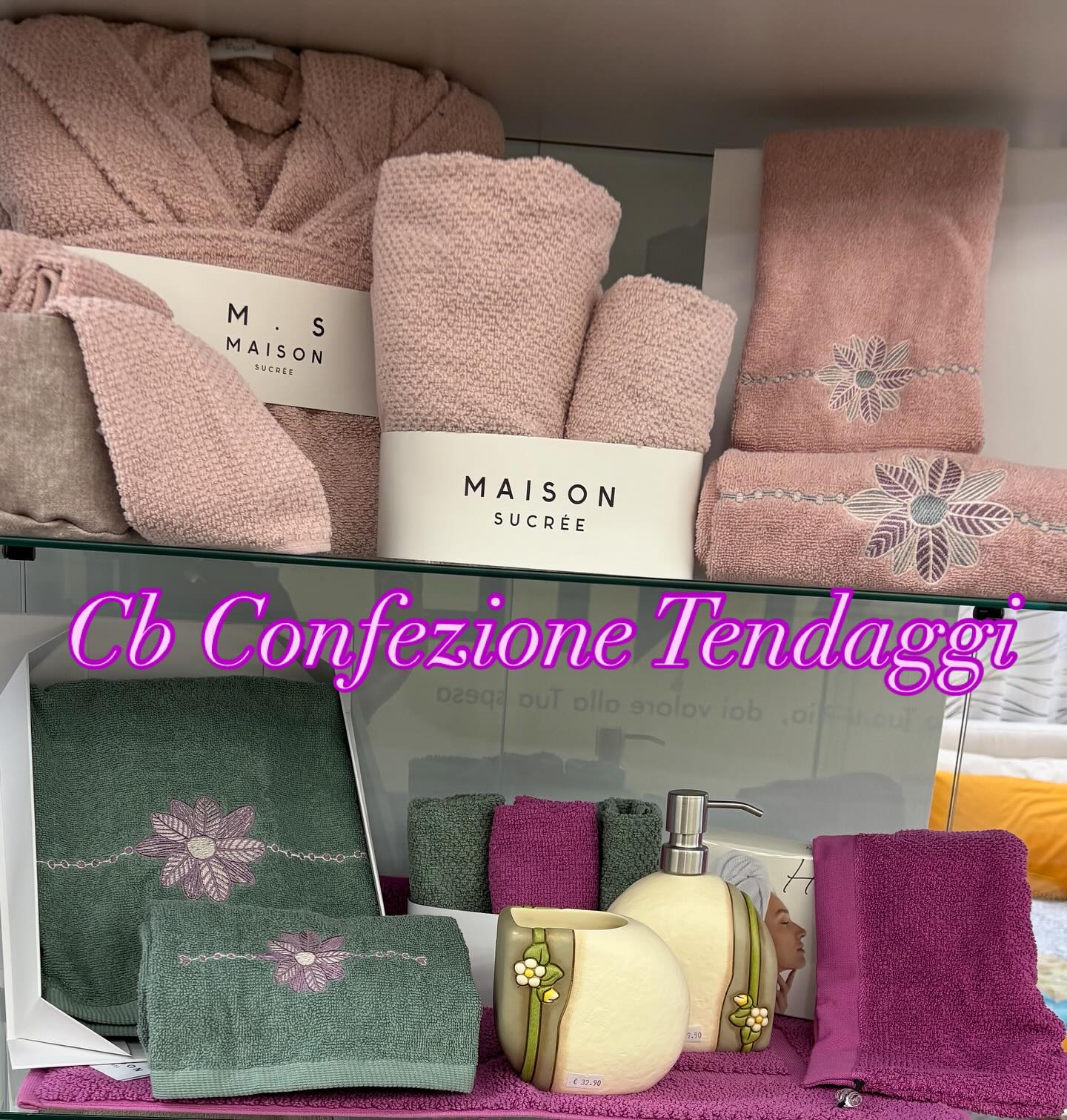 • Tessuto: 100% cotone con spugna di alta grammatura 450gr che assicura morbidezza e ottima assorbenza. Coordinati: asciugamani viso, ospite; telo doccia; accappatoio; turbante; tappeti bagno; cestino lavette; set bagno