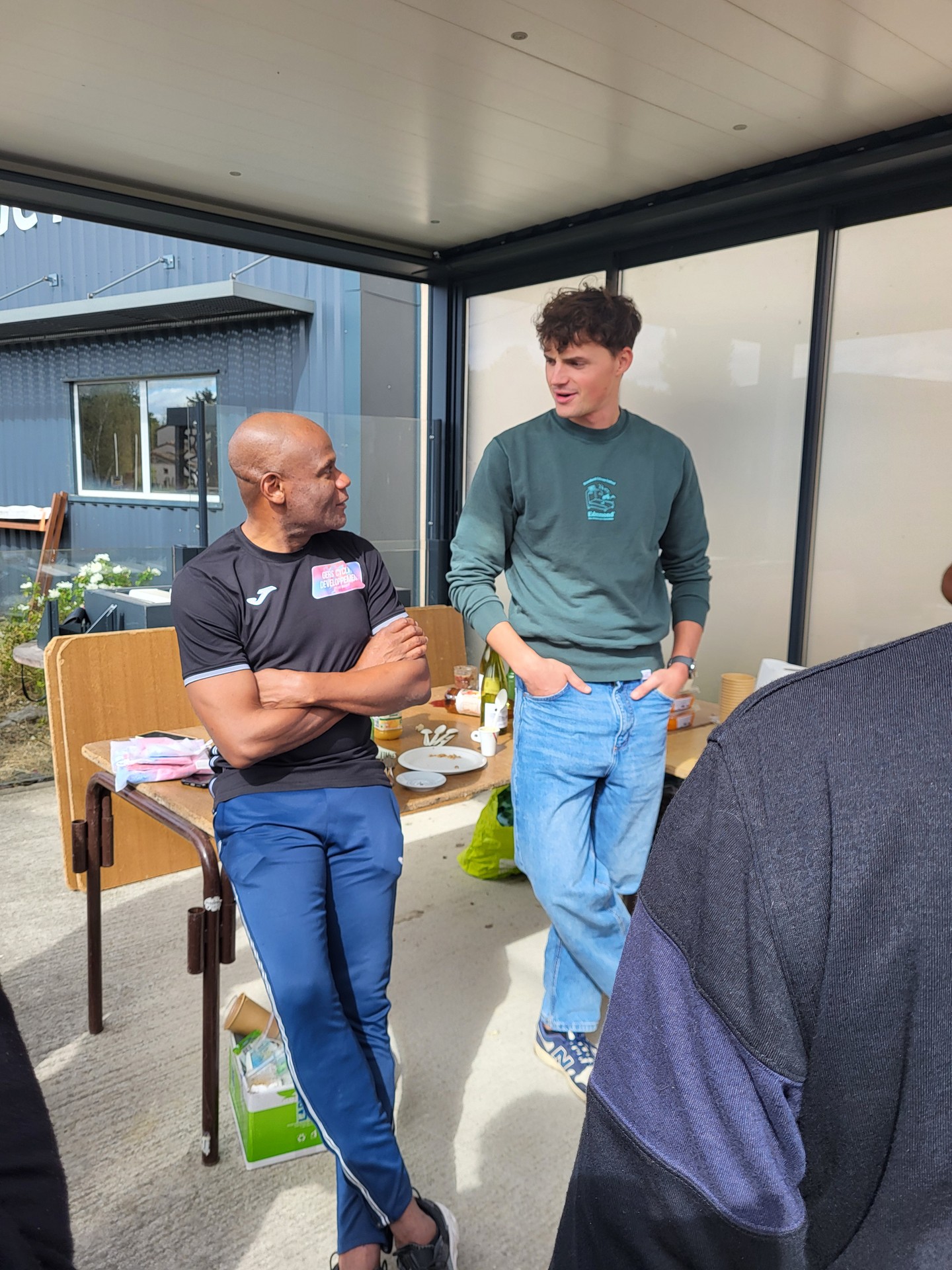 Pourquoi Thierry Bédard marque le cyclisme ?
Il incarne une vision moderne et humaine du sport, où la technologie sert l’humain, et non l’inverse. Son histoire rappelle que les plus grandes performances naissent souvent d’une combinaison de rigueur, de passion et d’intelligence. En cela, il est bien plus qu’un coach : un pionnier qui redéfinit les standards du cyclisme 🚲