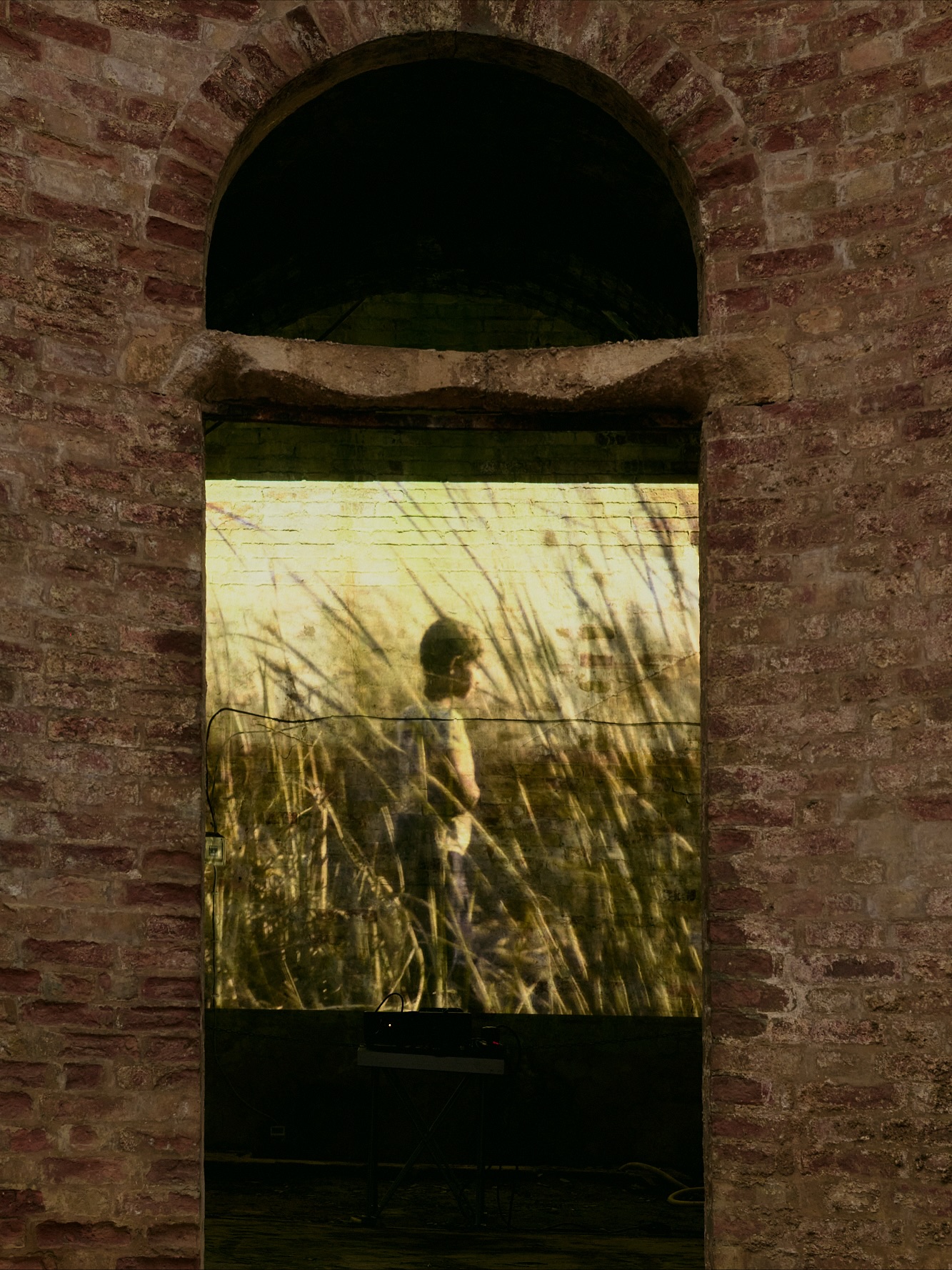 La presentazione del volume ๐๐ ๐๐ข๐ง๐ฌ๐ญ ๐๐ฎ๐ง ๐๐ง๐ ๐๐ฎ๐ฌ๐ญ ๐๐๐๐โ๐๐๐๐ รจ stata accompagnata dalla proiezione di una selezione di film e video di artisti che, nel corso delle prime cinque edizioni, hanno contribuito a definire lโidentitร della rassegna. Le opere sono state allestite in un percorso attraverso gli spazi interni e igiardini della Villa. La serata si รจ conclusa con il progetto culinario โSalotti di Paneโ a cura di Forniture Pallotta.
๐. ๐๐ฅ๐ข๐ ๐
๐๐ซ๐ข๐, ๐๐ก๐ข๐๐๐ฒ๐ข๐ฌ๐ก, ๐๐๐๐
video UHD, colore, suono, 20โ 18โ
Commissionato da Whitney Museum of American Art
Courtesy lโArtista and Sfeir-Semler Gallery,
Beirut/Hamburg
๐-๐. ๐๐ญ๐ฎ๐๐ซ๐ญ ๐๐ข๐๐๐ฅ๐๐ญ๐จ๐ง, ๐๐ง๐ญ๐ข๐ญ๐ฅ๐๐, ๐๐๐๐
video, sound, loop infinito
a cura di Attilia Fattori Franchini
courtesy lโArtista e Carlos Ishikawa Gallery, London
Realizzato in occasione di Against Sun and Dust #4, 2023
๐-๐. ๐๐ฏ๐๐ง ๐๐ก๐๐ง๐ , ๐๐ข๐ฅ ๐๐ข๐ ๐๐ฅ๐ข๐ฌ๐ข๐จ๐ง (๐ญ๐๐ฆ๐ฉ๐๐ฌ๐ญ๐ ๐โ๐๐ฆ๐จ๐ซ๐), ๐๐๐๐ Prodotto da INCURVA
Courtesy lโArtista e Edouard Montassut, Paris
Camera: No Text Azienda
Realizzato a seguito dellโomonima performance curata
da Niccolรฒ Gravina tenutasi a Villa Imperiale in occasione di Against Sun and Dust #4, Anti-Historia, 2023
๐. ๐๐ฅ๐๐ฌ๐ฌ๐๐ง๐๐ซ๐จ ๐๐ข ๐๐ข๐๐ญ๐ซ๐จ, ๐๐๐๐ ๐จ๐ ๐ ๐๐ข๐ฉ๐ฉ๐ข๐, ๐๐๐๐
HD film, colore, suono, 09โ 55โ
Camera: No Text Azienda
Courtesy lโArtista e Museo MADRE, Napoli
Realizzato grazie al supporto del bando Italian Council
(2022) Direzione Generale Creativitร Contemporanea,
Ministero della Cultura Italiano.
๐. ๐๐จ ๐๐๐ฑ๐ญ ๐๐ณ๐ข๐๐ง๐๐ (๐๐จ๐ซ๐๐ง๐ณ๐จ ๐๐๐ง๐ญ๐ข๐ฅ๐ข๐ง๐ข, ๐๐ฅ๐ฏ๐ข๐ง ๐๐จ๐ฃ๐๐ญ๐ญ๐, ๐๐จ๐ฆ๐๐ง๐ข๐๐จ ๐๐ข๐๐จ๐ฅ๐๐ญ๐ญ๐ข, ๐๐ข๐๐ก๐๐ฅ๐ ๐๐๐ง๐จ๐ญ๐ญ๐ข), ๐ฌ๐๐ฅ๐๐ณ๐ข๐จ๐ง๐ ๐ฏ๐ข๐๐๐จ ๐๐๐ฅ๐ฅ๐ ๐๐๐ข๐ณ๐ข๐จ๐ง๐ข ๐๐ ๐๐ข๐ง๐ฌ๐ญ ๐๐ฎ๐ง ๐๐ง๐ ๐๐ฎ๐ฌ๐ญ ๐๐๐๐, ๐๐๐๐, ๐๐๐๐
Video HD, riprese in digitale e pellicola, colore, 6โ 30โ
Suono: A Teardrop Sound (Edoardo Rossano)
๐-๐-๐๐. ๐
๐จ๐ซ๐ง๐ข๐ญ๐ฎ๐ซ๐ ๐๐๐ฅ๐ฅ๐จ๐ญ๐ญ๐, ๐๐๐ฅ๐จ๐ญ๐ญ๐ข ๐๐ข ๐ฉ๐๐ง๐, ๐๐๐๐
Progetto culinario artistico per Against Sun and Dust e Villa Imperiale Pesaro
Catering: Salicornia
Photos: @savour.duo