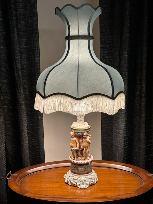 💯💙 thank you to my client for sending in a few pictures of their stunning lamp in situ. I'm rather mesmerised by its beauty and the gorgeous light. Just beautiful!
#amorelampshades
#traditionallampshademaking
#customlampshades
#handmadelampshades