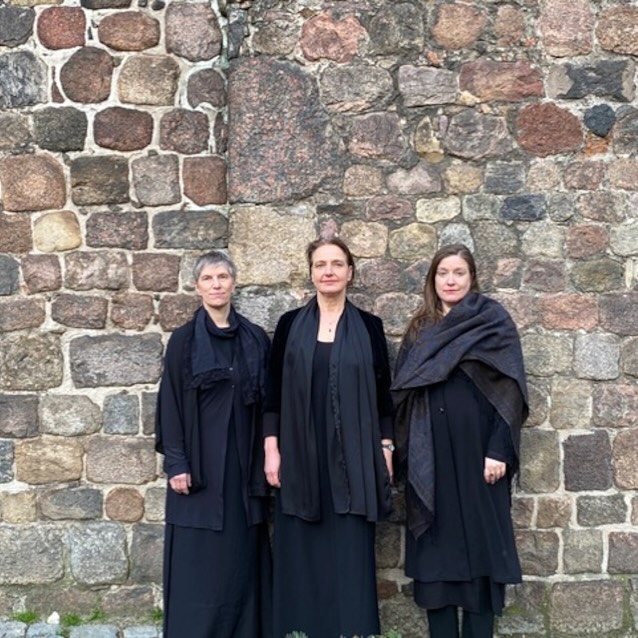 Das Berliner Ensemble Stella Nostra widmet sich sowohl den ältesten Zeugnissen der notierten abendländischen Musik als auch der Klangsprache der aktuellen Musik: den reich verzierten einstimmigen gregorianischen Chorälen des 9.-12. Jahrhunderts, den frühesten mehrstimmigen Kompositionen sowie aktueller Vokalmusik.
Stella Nostra besteht aus den Sängerinnen Amy Green, Ellen Hünigen und Susanne Wilsdorf und wird je nach Programm um weitere Sänger:innen erweitert.
Das Ensemble singt ausschließlich und direkt aus den originalen Quellen. Diese Art der historischen Aufführungspraxis – die intensive Beschäftigung mit der Notation der Zeit, den Neumen und der modalen Notationsweise – ermöglicht einen ganz eigenen Zugang zur Musik: Die vielfältigen lokalen Stile, die zwar grundsätzlich auf den gleichen Melodien beruhen, sich aber in der Verzierungspraxis und in den melodischen Verläufen deutlich unterscheiden, werden wieder hörbar gemacht.
Gemeinsame Konzerte im In- und Ausland führten die Sängerinnen u.a. zum Kultursommer Rheinland-Pfalz, zu den Operadagen in Rotterdam und zu den historischen Klosteranlagen in Deutschland wie Lehnin, Heiligengrabe, Dalheim, Riddagshausen und Eußerthal.
📍 SONUS FEMINÆ am 1. November ab 19:15 Uhr in der @st.elisabeth.villaelisabeth — Tickets via Biolink
📷 © privat
@st.elisabeth.villaelisabeth @miakoklein
#sonusfeminae #sonusfeminae2025 #beyondtheveil #klostermusik #italienischefrauenklöster #italianmonasteries #stellanostra #vokalmusik #vokalensemble #singing #komponistinnen #femalecomposers #frauenindermusik #womeninmusic #womeninearlymusic #altemusik #earlymusic #musichistory #womeninhistory #concert #konzert #stelisabethkirche #music #berlinmusic #berlinconcert #berlinculture #berlinevent #berlinmitte #berlin