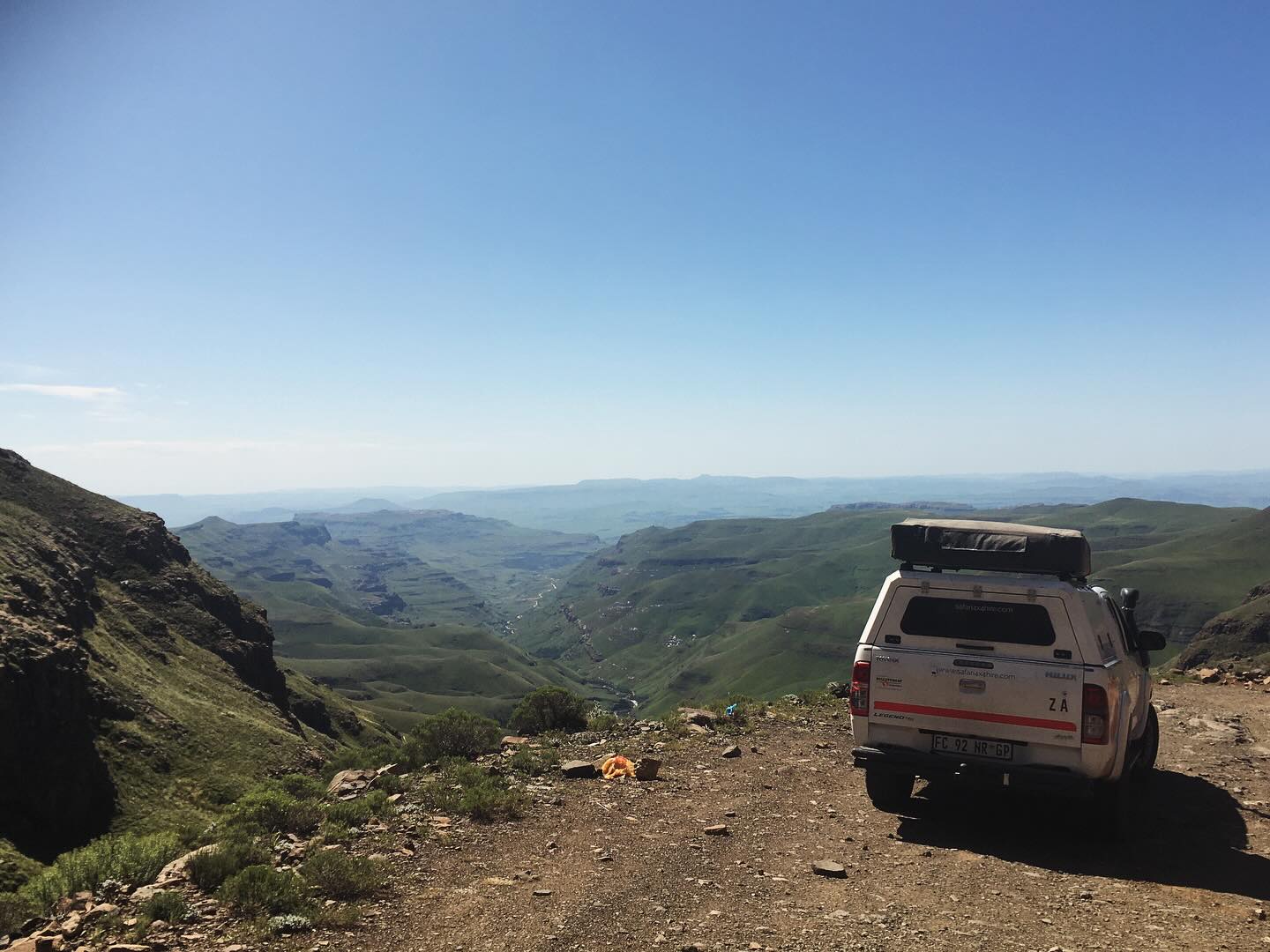 Self Drive Saturday 🚙🇿🇦
Heb je een 4x4 nodig in Zuid-Afrika?
Niet altijd! Voor veel van onze routes volstaat een gewone huurauto. Alleen als je écht offroad gaat of naar afgelegen natuurgebieden reist, raden we een 4x4 aan. Wij adviseren je precies wat bij jouw route past!
#reisadviesafrika #4x4 #jaafrikatravel #zuidafrika #selfdrivesafari #slimreizen