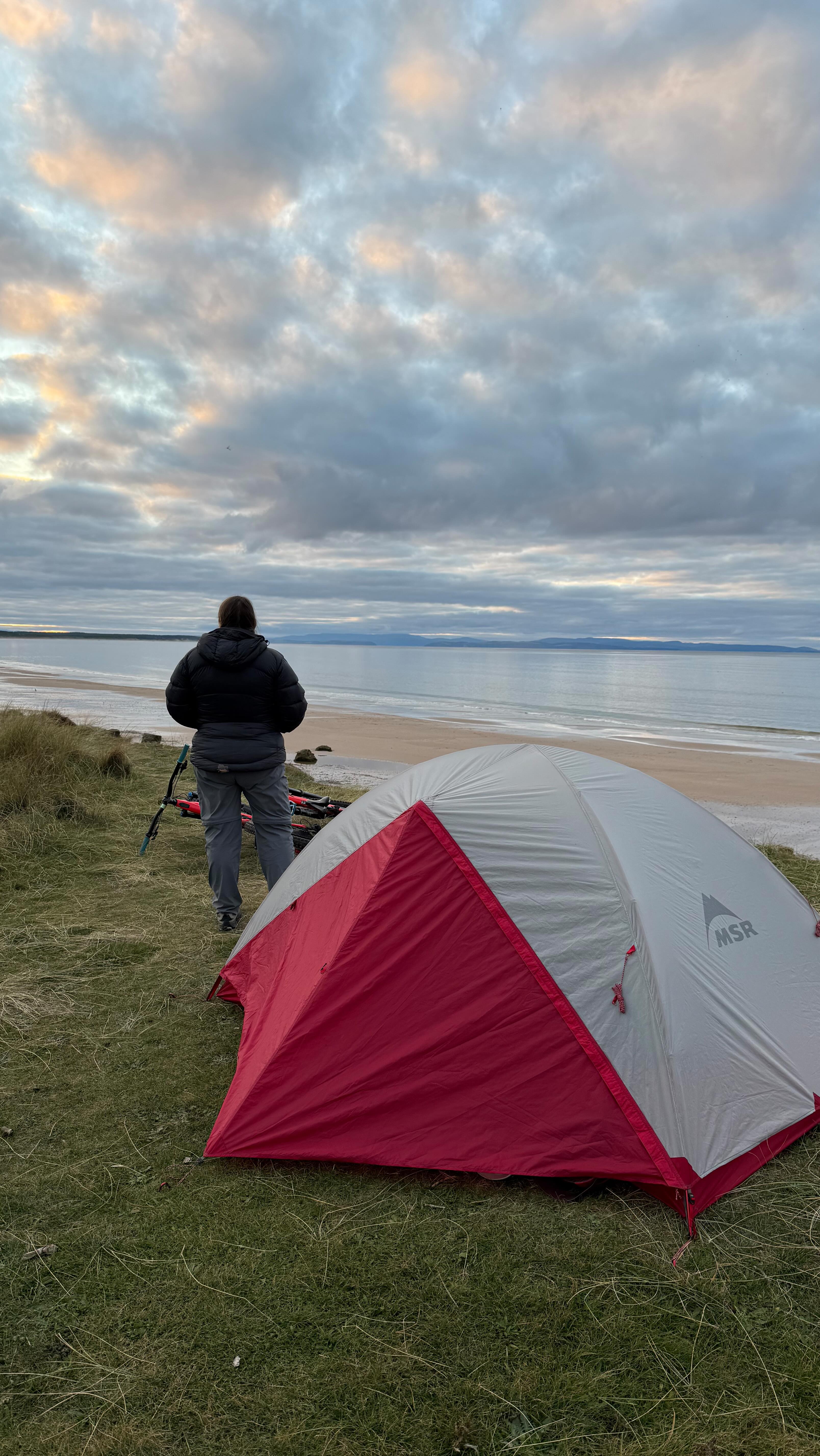 Micro adventure just a few miles down the coast to test the new tent and watch the sun move around the Earth… epic.
#wildcampingscotland #wildcamp #scottishbeaches #scotland #visitscotland #moraycoast #tentlife #bikepacking #underthestars #nightsky #undercanvas #