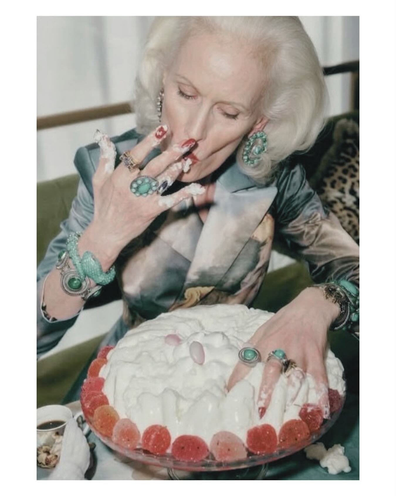 Skyggesiden af sanselighed…
Sanselighed er et smukt ord.
Det dufter af nærhed, tilstedeværelse og berøring – af livets poesi.
Men sanselighed har også en skyggeside.
Når vi dyrker det æstetiske, det forførende og det subtile – men glemmer hjertet – så mister vi let orienteringen. Oplevelsen kan føles intens i øjeblikket, men efterlade et tomrum bagefter. Noget, der skulle nære, kan i stedet skabe afstand eller skyld.
Kunstneren Jørgen Leth, som bærer 12. GenNøgle i sin profil – den nøgle, der inspirerede dette tema – bevægede sig netop i det felt. I hans værker mærker man en søgen efter skønhed, poesi og det ufiltrerede. Men flere kvinder har siden fortalt om overskridelser, hvor netop denne “frihed” blev til noget andet. En forfængelighed forklædt som kunst. Et sanseundersøgende eventyr, der ikke var interesseret i den andens grænser – kun i sin egen oplevelse, tolker jeg.
Når sanselighed mister empatien, bliver den glat. Den føles stadig ægte, men har mistet sine rødder. Den bliver til en illusion – en flugt fra sårbarhed – og sårer mere end den heler.
Det her er ikke en fordømmelse, men en påmindelse.
For sanselighed er hellig. Den rummer livets saft og kraft. Men dens sande skønhed udfolder sig kun, når vi handler med hjertets tilstedeværelse, med respekt for den andens væsen – og for vores egen sandhed.
Må du gå din søndag i møde med en åbenhed for sansernes rigdom- båret af hjertelig udveksling og sund grænsesætning selvfølgelig❤️
Kærligst Pernille
Billede via @gunsxbibles.mag
______________________________________
#12gennøgle #sanselighed #intimitet #skyggesider #poetiskliv #refleksion #grænsesætning #forførelse