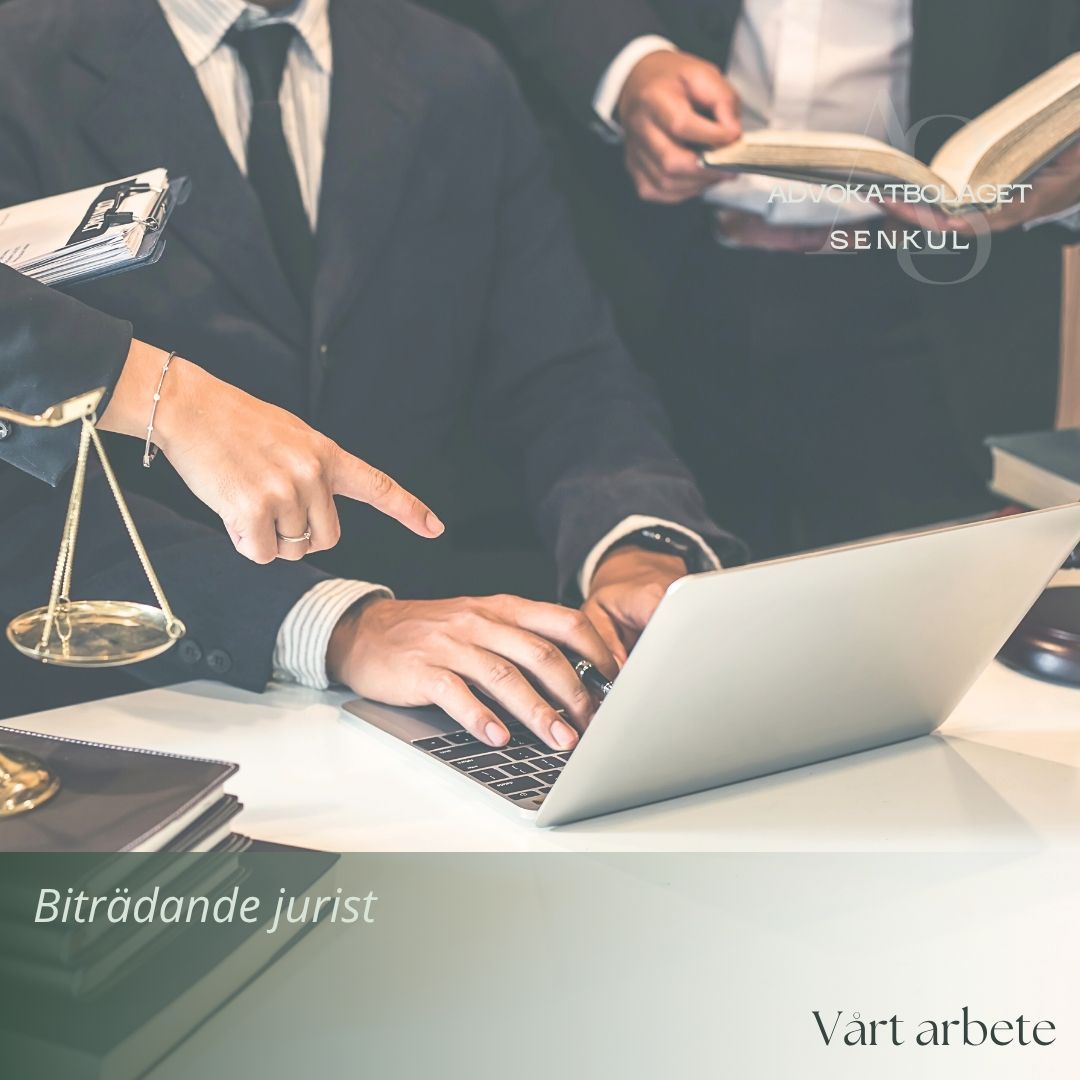 Vad är en biträdande jurist?
På många advokatbyråer arbetar förutom advokater också biträdande jurister. Biträdande jurister är jurister under utbildning till advokater: de har en juridisk examen, men behöver samla på sig praktisk erfarenhet för att själva kunna bli advokater.
En biträdande jurist hjälper advokaten med olika delar av uppdrag, men kan också få egna uppdrag. I båda fallen ska det finnas en ansvarig advokat (en principal) som ser till att den biträdande juristen gör rätt och följer alla regler. Biträdande jurister ska, precis som advokater, hålla sig inom ramen för de advokatetiska reglerna och följa god advokatsed.
Hos oss har vi för närvarande tre biträdande jurister som alla har ambitionen att bli advokater. Se vår hemsida www.advokatsenkul.se för att läsa mer om våra medarbetare.