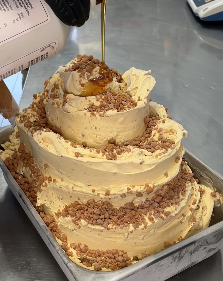 Tutti pazzi per la zucca!
O meglio..tutti pazzi per il Pumpkin Spice, compresi noi.🫠
L’autunno è una delle nostre stagioni preferite e Silvia ci teneva particolarmente: ha lavorato per perfezionare la ricetta ogni giorno per celebrare questa stagione in tutta la sua dolcezza, con un gusto che sapesse di casa, tazze calde e giornate tranquille. 🍂
PUMPINK SPICE é fatto con purea di zucca al naturale, aromatizzato con cannella, noce moscata, chiodi di garofano, zenzero e cardamomo, accompagnato da sciroppo d’acero canadese biologico e crumble al caramello.🍦
Il risultato? Un gusto che sa proprio di autunno e che piace anche a chi di solito questa stagione non la ama🫶🏼
📍Ti aspettiamo in gelateria per provarlo!
#GelateriaBaires #Torino #PumpkinSpice