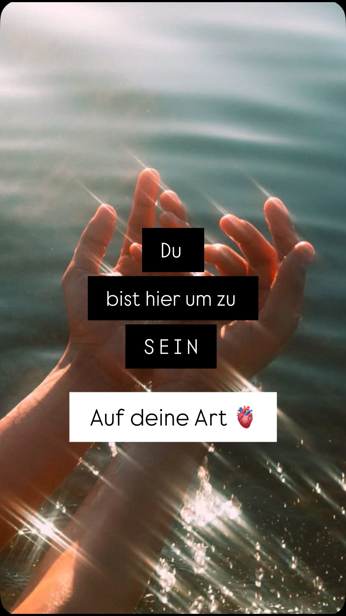 Ich möchte, dass du weißt,
Dass es mehr als okay ist…
Dich nicht okay zu fühlen.
Nicht zu wissen, was du mit deinem Leben noch anfangen willst. Und dir das Angst macht.
Und du Angst hast, vor so vielen anderen herausfordernden Dingen.
Dich nicht heute zu entscheiden. Egal ob dafür oder dagegen.
Wut, Scham & Schuld in sich zu tragen und zu fühlen. Und auch es nicht fühlen zu wollen.
Das Gefühl haben sich im Kreis zu drehen und noch keine Lösung gefunden zu haben.
Überwältigt zu sein. Gelangweilt zu sein. Erschöpft zu sein. Glückselig zu sein.
Einen Rückzieher zu machen. Es sich anders zu überlegen.
Für dich einzustehen. Es nicht zu schaffen, für dich einzustehen.
Fehler zu machen genauso wie perfekt sein zu wollen.
Wertgeschätzt werden zu wollen.
Nachgiebig zu sein.
Sich mit weniger zufrieden geben. Alles zu wollen.
Sich nicht gewollt fühlen genauso wie endlich für das gesehen und geliebt zu werden, wer man wirklich ist.
…..
Ich möchte, dass du weißt, dass du deine Wahrheit in deinem Herzen trägst. In deiner Geschichte. Und du ganz genau richtig bist, wie du bist. Weil nur du diese eine Geschichte in dir trägst.
Die dich besonders macht. Die dich ausmacht.
Du bist hier um zu Sein. Auf deine Art. 🫀
Alles Liebe,
Eva
EMBODIMENT
SOUL JOURNEY
BEWUSSTSEIN
HIGH SENSITIVE
#embodiment#bodybased#körperorientiert#nervensystemheilung#emotionalrelease#achtsamkeit#transformation#empowerment#feinfühligkeit#hochsensibilität#nesc#feeling#selfcare#körperarbeit#fühlen#feelittohealit#embodied#freiheit #hochsensibilität#sensitive