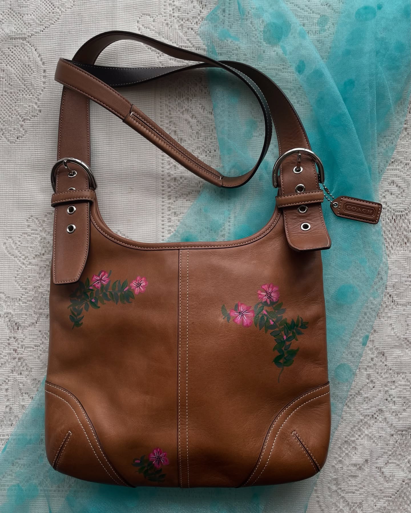 PELHAM ART CENTER HOLIDAY BOUTIQUE 🎁❤️ I’m honored to be included in the Pelham Art Center’s Annual Holiday Boutique.
This Art Center in Pelham, NY is a true gem! A community center that really has something interesting for everyone. Well curated and professional this is the place to enjoy the holidays and really any day with family & friends in the quaint & current community of Pelham. Holiday Boutique dates are from November 20 ~ December 23.
Pelham Art Center 155 Fifth Avenue Pelham, NY #pelhamartcenter #holidayart #artonleather #handpaintedvintagehandbags #customjacket