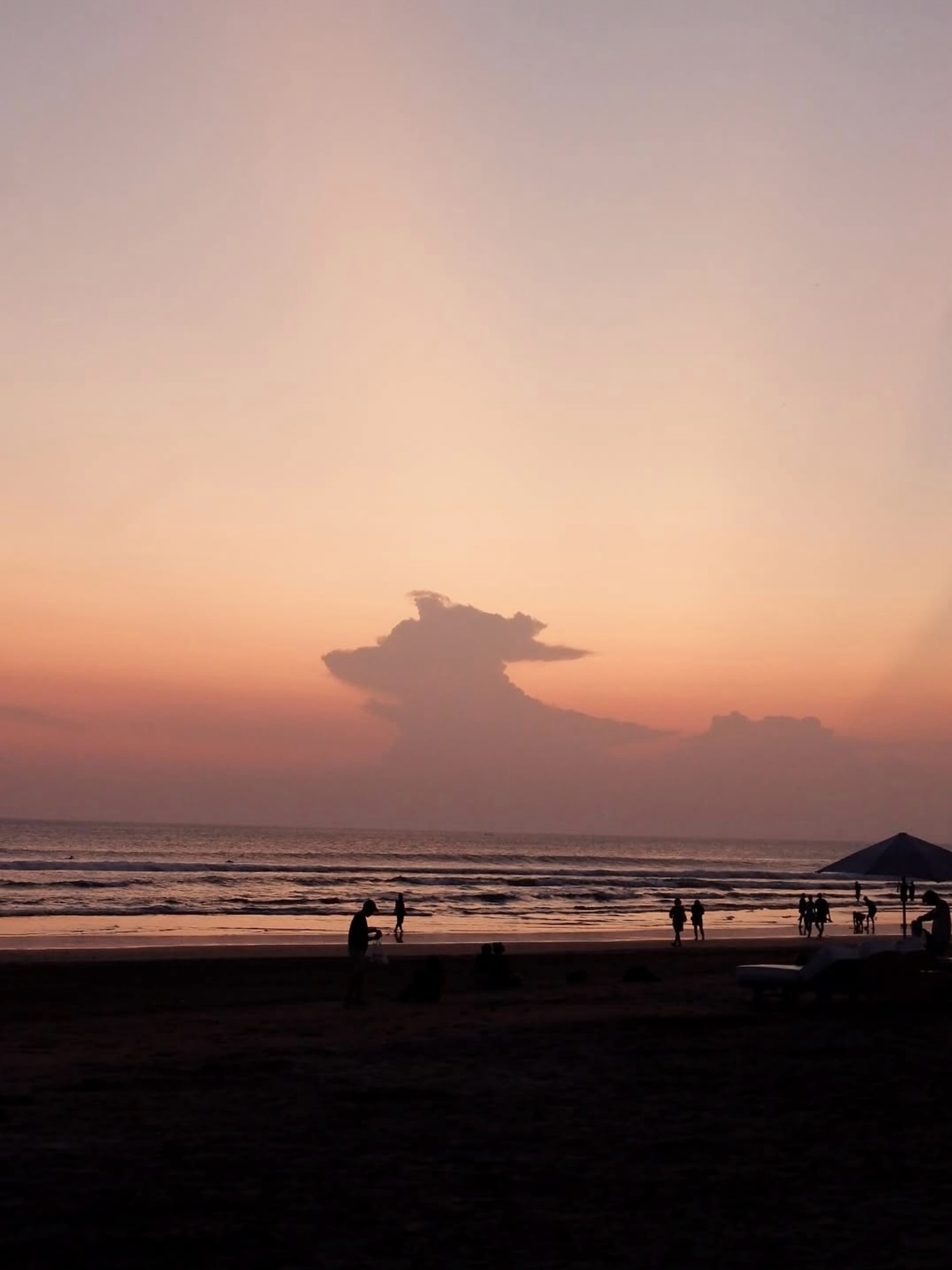 Where every lounge chair is composed, the water shimmers, and the drinks are always crisp.
This is the softer side of Sunset Beach by Mrs. Sippy.