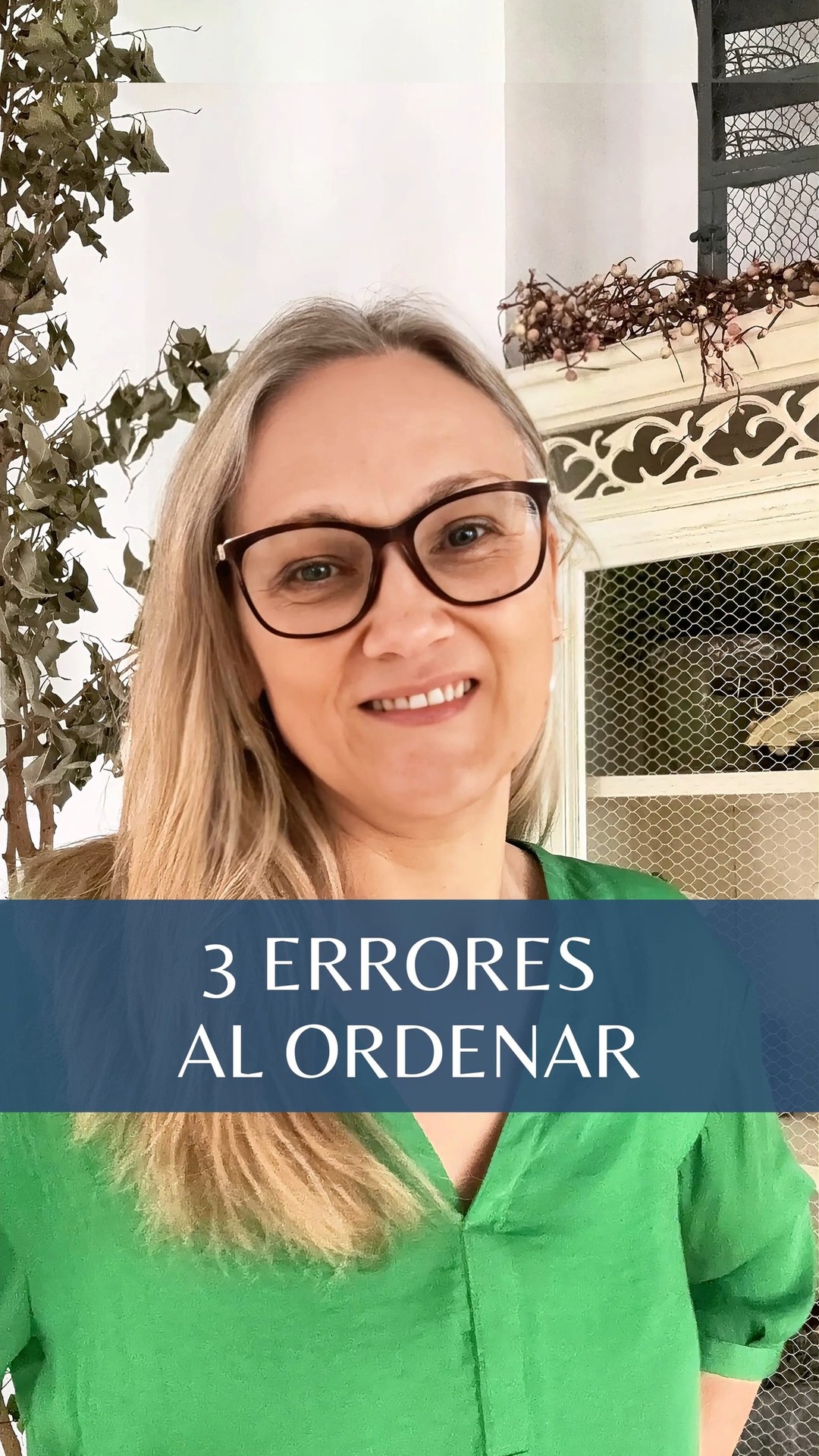 Estás harta de mirar alrededor y ver el caos en el que vives con todo ese desorden y acumulación de cosas, y llevas años intentando acabar con ello peeero,..., no lo consigues. 😞
🎯 3 errores que estás cometiendo:
❌ 1- Aplicar trucos genéricos para tirar cosas y colocar cosas que copias de cuentas de orden que sigues en redes sociales, pero que luego te cuesta mantener.
❌ 2- Céntrate en qué tirar, por lo que todo el proceso de ordenar se llena de sentimientos de tristeza por abandonar tu pasado, de culpa por haber gastado dinero en cosas que ahora pretendes tirar sin más y de miedo por si todo eso lo necesitas en un futuro cuando ya no esté.
❌ 3- Boicotearte empeñándote en hacerlo tú sola sin ayuda. Así que trabajas sin rumbo claro ni constancia, dándote unos atracones a despejar y ordenar en los días que te da el impulso, que te dejan tan agotada y frustrada, que no lo vuelves a repetir en mucho tiempo.
Si quieres dar fin a años de intentos fallidos para acabar con el desorden y la acumulación de objetos, estate muy muy atento porque LA SEMANA QUE VIENE tendrás la oportunidad de acceder de forma GRATUITA al principio de ese fin, pero por TIEMPO LIMITADO.
#tresinteriores #LibérateDelDesorden #DesapegoConsciente #SoltarParaCrecer #AdiósAcumulación #VivirSinDesorden #PsicologíaDelOrden #CreenciasQueAtrasan #CambioDeMirada #BloqueosYDesorden #MenteOrdenadaVidaOrdenada #OrdenYBienestar #MujeresQueTransforman #ReinventaTuVida #AdiósAcumulación #ViviendoLigera #CrecimientoPersonalMujer