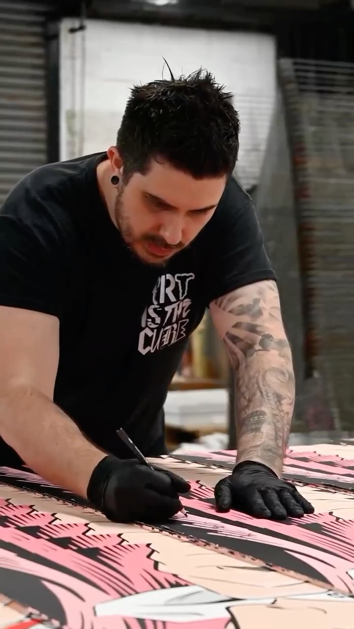 The making of the New York Times - Between The Capes print exclusively available signed and framed from @castlefineart made by the amazing team at @harwoodkingprintmakers
#richsimmonsart #castlefineart #artist #art #artprint #print #prints #printing #silkscreenprinting #silkscreen #silkscreenprint #newyorktimes #frontpage #frontpagenews #pinkhair #popart