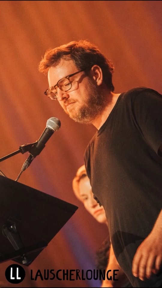 Die drei ??? Der Phantomsee 2025!
Letzten Monat durfte ich ein Teil der Mitmachtour 2025 sein, ich habe im ausverkauften Circus Krone vor über 2000 Zuhörenden neben Oliver Rohrbeck als Justus Jonas und 7 weiteren fantastischen Sprecherinnen und Sprechern auf der Bühne gestanden und die Rolle von Cluny Gunn übernommen!
Vielen Dank an alle, das gesamte Team und alle die zugehört und zugeschaut haben!
Es war ein fantastischer Abend!
Hier hört ihr jetzt mal einen kleinen Ausschnitt daraus.
📸 ©Zoe Kittler/Lauscherlounge
@elsazui @lauscherlounge
@dreifragezeichen.de
#diedreifragezeichen #phantomsee