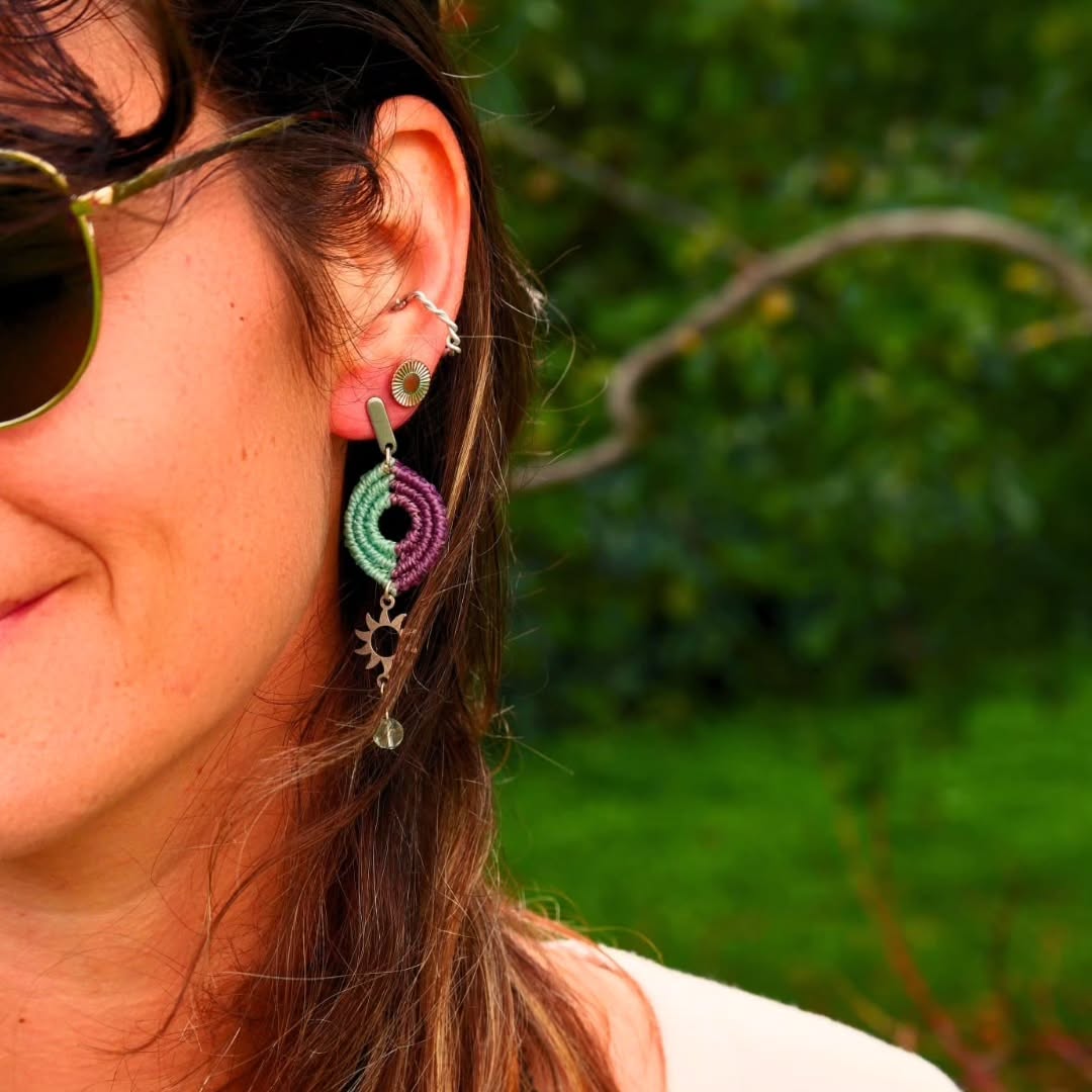 🌿 Bientôt disponible sur ma boutique en ligne : ces magnifiques boucles d'oreilles bicolores aux teintes douces et joyeuses !
Idéales pour mettre de la gaieté dans toutes vos tenues 🤗
👉 Swipe à droite pour voir tous les détails de ces petites beautés !
#bouclesdoreillesboheme #bouclesdoreillescolorées #bouclesdoreillesgeometriques #earringcollection #bouclesdoreillesmacramé #bijouxmacramé #bijouxoriginaux #ideecadeau #bijouxperlesnaturelles #bijouxfaitmainenfrance #bijouxcreateur