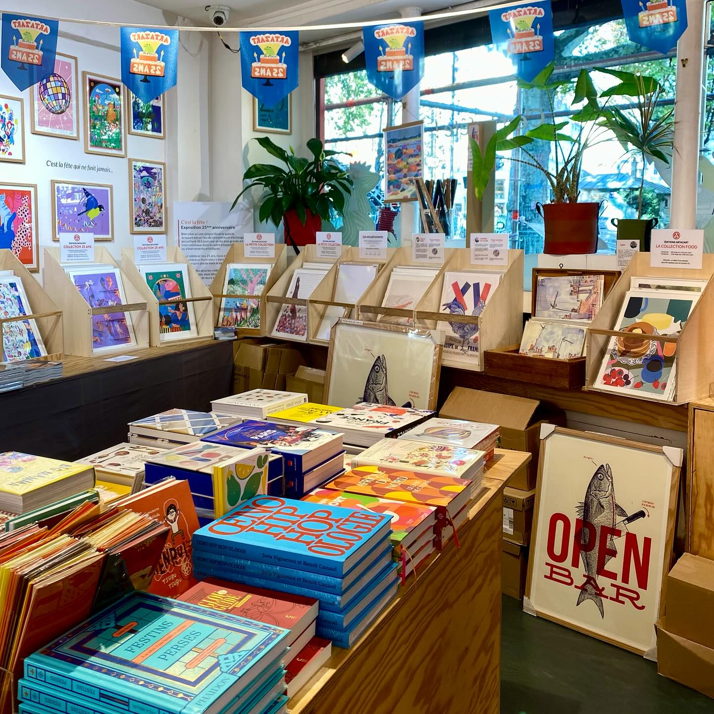 Revenir de Paris, des livres et des idées plein la tête.
📚Coup de cœur pour la librairie-galerie @librairiegalerieartazart sur le Canal Saint Martin, qui fête ses 25 ans et Comme un roman qui jouxte l’adorable @marchedesenfantsrouges rue de Bretagne.
✍🏼Se laisser imprégner par l’atmosphère bien particulière des quartiers chers à Prévert (ici Belleville), c’est aussi ça la magie de Paris.
📺 Finir son séjour avec @lagrandelibrairie, l’enthousiasme et la passion dévorante d’Augustin Trapenard et de ses invités qui ne donnent envie que d’une chose : lire à toute berzingue.
Merci Paris 🙏
#livres#librairie#litterature#illustration#artazart#paris#toulouse