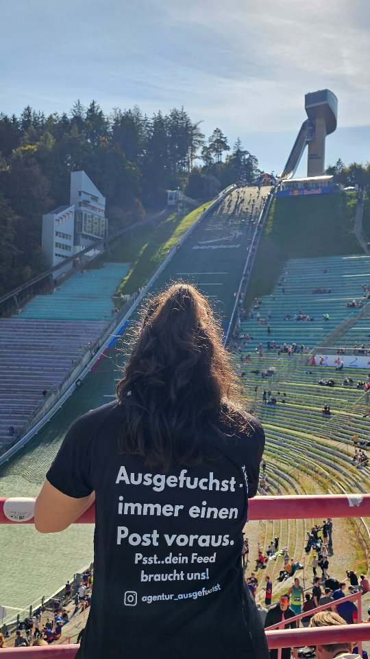 Wir waren zwar keine offiziellen Starter beim Red Bull 400, aber wir haben die Bergisel Schanze ebenso von unten nach oben bezwungen und dabei auch noch tolles Video- und Fotomaterial inklusive Live-Stories für unseren Kunden produziert. 📸📲
Vielleicht war's keine Bestzeit bis zur Ziellinie, aber definitiv Bestleistung im Job. 😅😉💪🏼
Events wie dieses zu begleiten macht uns einfach immer eine riesen Gaudi! Und 🎩 ab vor allen Teilnehmer - wahnsinns Leistung!
#redbull400 #ausgefuchst #agenturausgefuchst #socialmediacreative #eventbegleitung #bergiselschanze