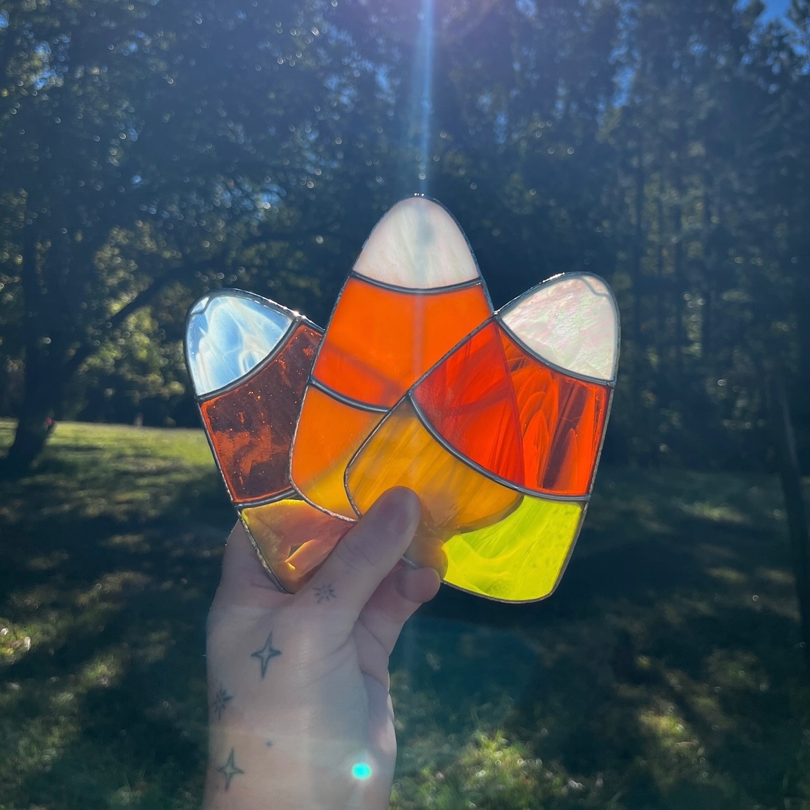 I don’t care what anyone says, candy corn will always be THE iconic Halloween symbol to me! 💛🧡🤍 it just perfectly encapsulates the nostalgic Halloween vibe! I even have a little candy corn tattoo! These babies are done in opaque, wispy, and transparent glass - 1 is being sent out today, but 2 are coming with us to @yallmartsc should you need a little Halloween cheer!