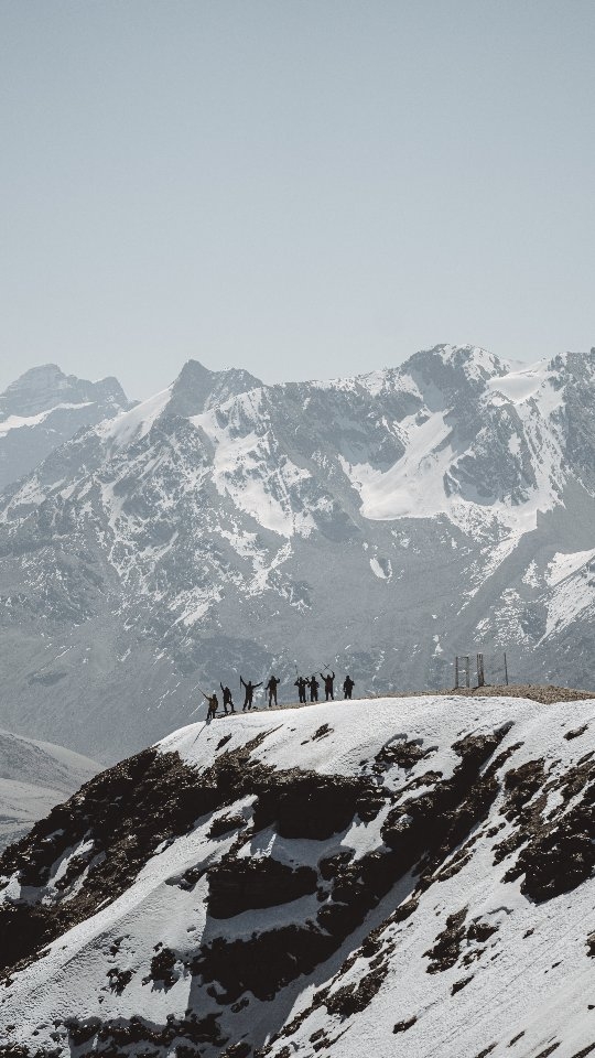 Alguns caminhos não fazem barulho.
Mas transformam tudo por dentro.
Durante 15 dias, você vai atravessar paisagens surreais,
sentir o vento dos Andes no rosto,
e descobrir do que realmente é feito.
A cada passo, mais leveza.
A cada cume, mais presença.
A cada silêncio… mais força.
🌋 Vulcões da Bolívia
6.348m de altitude | Dificuldade moderada | Intensidade alta
⚠️ Vagas limitadas. Reserve a sua! Link na bio.