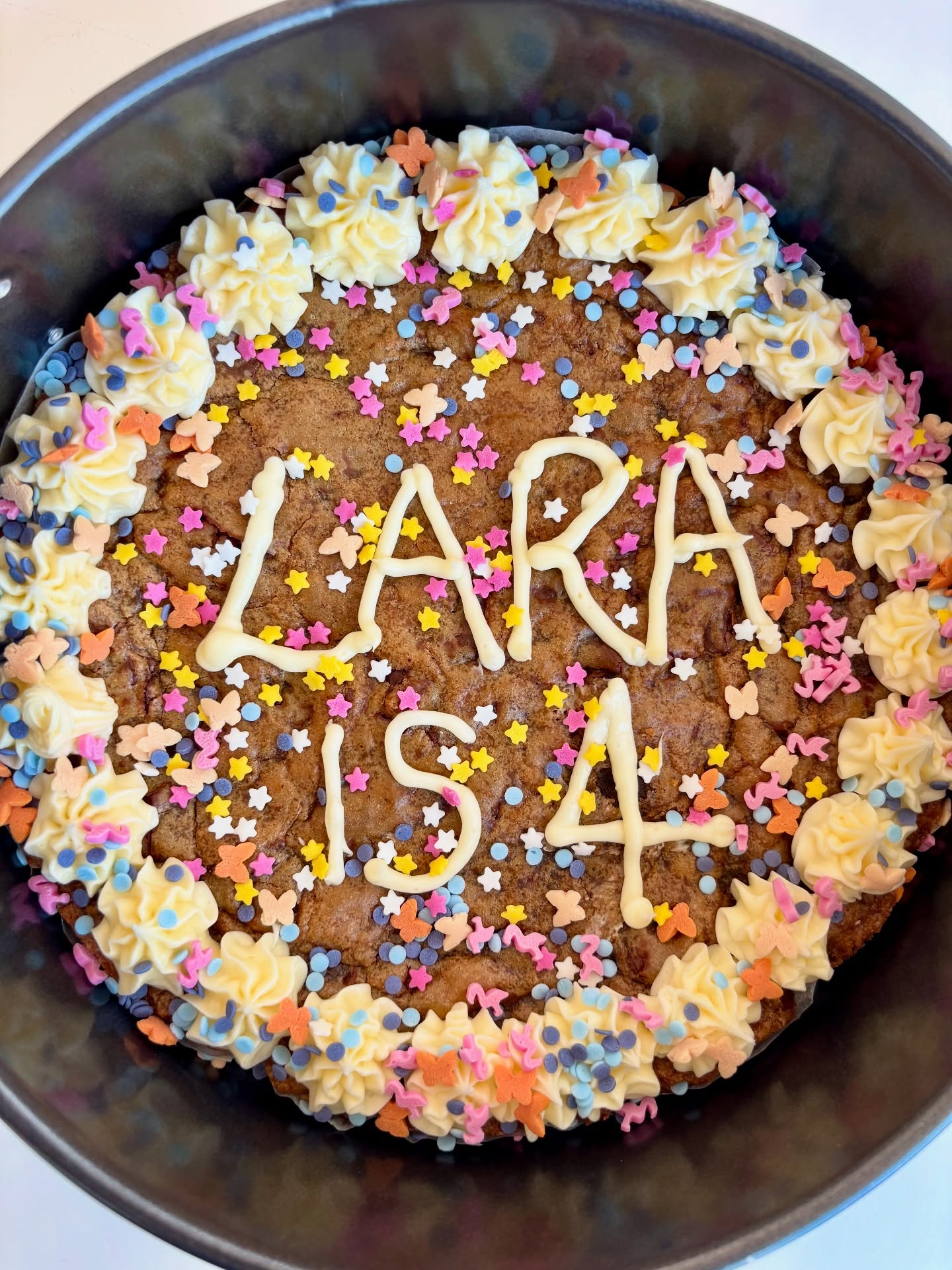 Cookie cakes > birthday cakes… who agrees? 🎂🍪
Throwback to summer when we baked a cookie cake for a very special 4-year-old, complete with Bluey-themed sprinkles. Pretty sure we scored some serious aunty accolades for this one 🐾💙🩵
Swipe to see the process behind the bake ✨
Also, can we take a moment to appreciate how far our icing writing has come? ✍🏽 #LaraIs4
#CookiedWithLove #ThrowbackThursday #CookieCakeLove #BlueyCookie