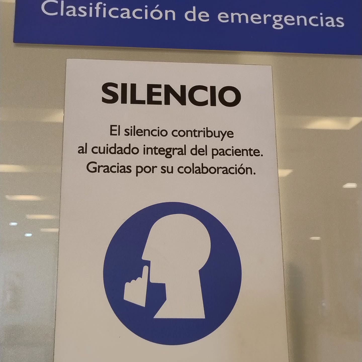 🏥 El silencio es salud: la importancia del control de ruido en hospitales
En los hospitales y guardias médicas, el ruido no es solo una molestia: es un factor que puede afectar directamente la recuperación y el bienestar de los pacientes.
🔊 Diversos estudios demuestran que los niveles sonoros en hospitales suelen superar los 60–70 dBA, cuando la Organización Mundial de la Salud (OMS) recomienda no más de 35 dBA durante el día y 30 dBA por la noche en áreas de internación.
📉 Exceder estos valores provoca:
Mayor estrés fisiológico y aumento de la frecuencia cardíaca.
Dificultades para dormir y descansar, esenciales en el proceso de recuperación.
Mayor riesgo de errores médicos por falta de concentración y fatiga del personal.
Afectación de la comunicación médico-paciente.
🔬 Un entorno acústicamente controlado mejora la calidad del descanso, favorece la estabilidad emocional y contribuye al cuidado integral del paciente.
En VitruviuS Ingeniería Acústica trabajamos para diseñar espacios de salud donde el silencio sea parte del tratamiento.
🌿 Cuidar el sonido también es cuidar la salud.
#AcústicaHospitalaria #RuidoHospitalario #SaludAcústica #elsilencioessalud #IngenieríaAcústica #VitruviuS #RuidoAmbiental #BienestarSonoro #CuidadoDelPaciente #HospitalesSilenciosos #OMS #AcústicaArquitectónica