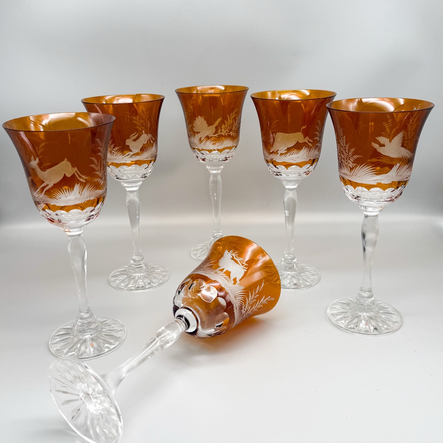 ❌vendu❌Une jolie série de 6 verres en cristal doublé ambre et gravé .
Décor gravé d’ animaux ( gibiers ) cerf, lapin , sanglier ….
Hauteur : 20 cm
Ø au buvant : 8,1 cm
En parfait état, belle brillance , cristal de bohème.
Un superbe rendu sur table pour accompagner vos plats de gibiers .
🛒 prix et disponibilité en ligne .
#cristal #verresàvin #ambre #gibiers #animauxdechasse #cerf #lapin #sanglier #artdelatable #decorationdetable #artderecevoir #misslittlebottle