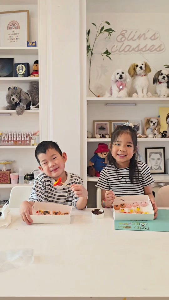 🍡Kids activity in Sydney🩷
Kids Dessert making Class (4-11 years) 🧑🍳🍡
Looking for fun things to do in Sydney for kids? Check out our exciting tteok (Korean dessert) class!
Here’s what your kids will do:
- 🐻 **Shape cute animals** like bears, chickens, and pigs with rice flour dough!
- 🎨 **Get creative** with custom menu drawings and a fun art session!
- 🍯 **Enjoy dipping** their tasty tteok into honey, Nutella, and more!
- 🎁 **Take home** extra tteok to share with family!
Perfect for kids who love to cook and create. A unique and fun kids activity in Sydney!
#KidsCookingClass #SydneyKids #KidsActivities #ThingsToDoInSydneyForKids #ElinsClasses #SchoolHolidayFun #VeganDessert #SydneyEvents