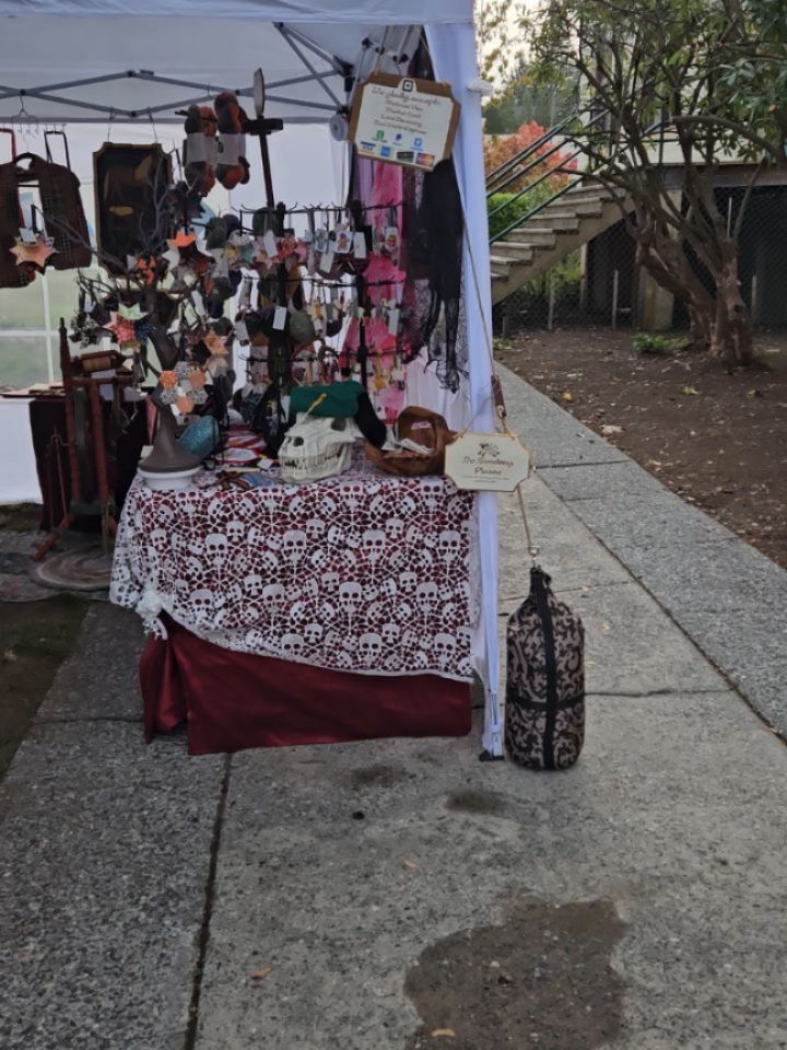 I'm outside the Parkland Community Center in Tacoma today from 10-4. This is the @southsoundmakersmarket Haunted Market. Food vendors outside, tons more inside (upstairs and downstaira).
.
If you are coming today, awesome! If you are attending a protest instead today, I hope you all have a safe and productive and peacefyl and joyous day! No kings!
.
#smallbusiness #handmade #nokings #horsenroundfiberstudio #fiberarts #ornaments #hauntedmarket #skullcoasterset #handspunyarn #dyedwool #dyedsilk #bambooyarn #dropspindles #slowfashion #sustainablefashion #sustainabledecor #quiltedornaments #quiltedcowl #tacoma #parklandwa