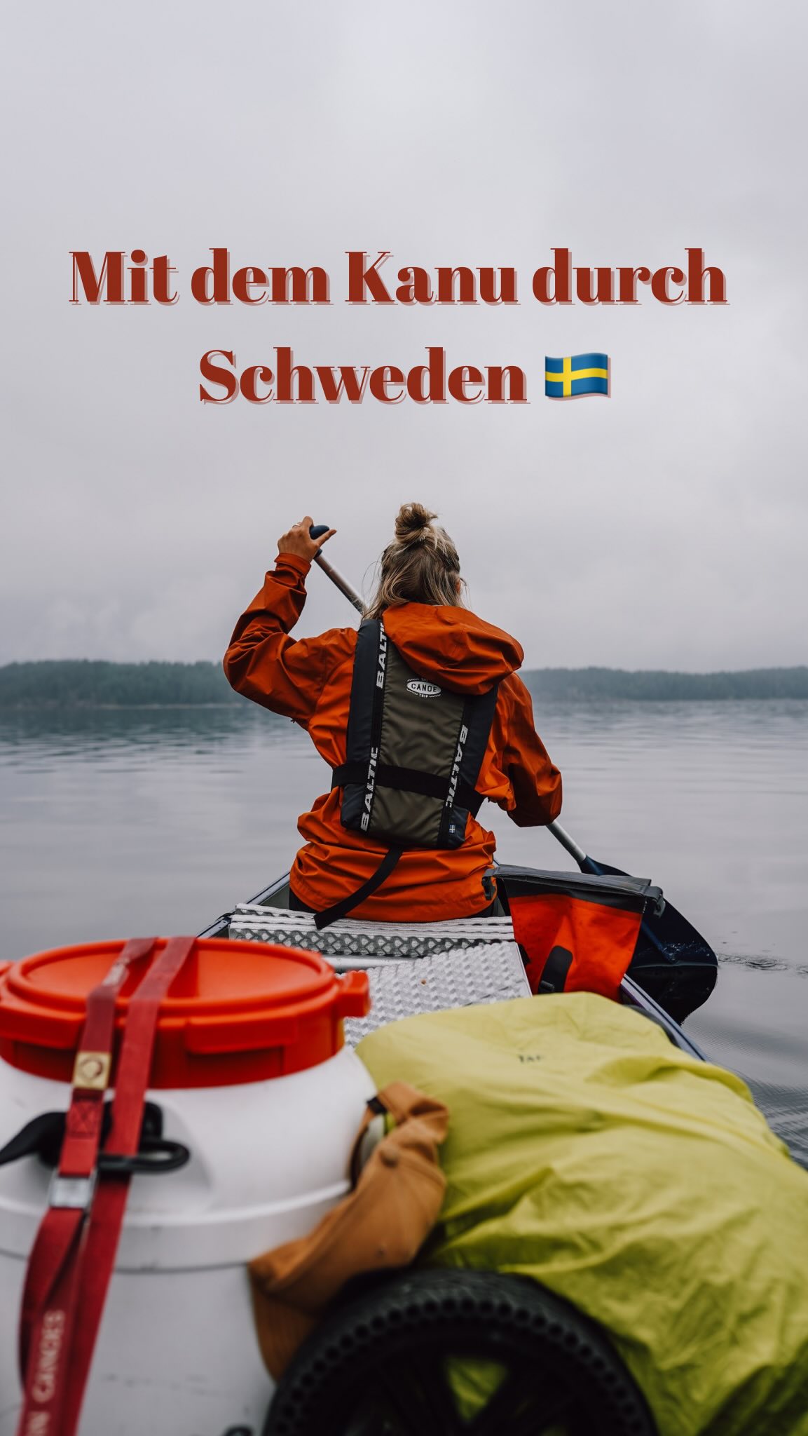 Diesen Sommer haben wir eine Unfassbar tolle Kanutour durch Schweden gemacht. Die anders gelaufen ist als geplant, aber noch weniger schön war. 🧡
3 Tage sind wir durch Schwedens Wildnis gepaddelt und hatten am ersten Tag noch richtiges Kaiser Wetter und Sonne satt. Wir fanden einen wunderschönen Wildcamping Platz am See zum schlafen und verbrachten den Rest des Tages mit schwimmen im See und Sonnen. ☀️
Nach einer regenreichen Nacht, wachten wir am nächsten Morgen mit einem spiegelglatten See auf und wir paddelten stundenlang durch diese mystische Landschaft. Im dem Moment wussten wir, wir kommen wieder aber dann mit mehr Zeit.
Der letzte Tag begrüßte uns dann mit strömenden Regen und wir waren innerhalb von wenigen Minuten bis auf unsere Knochen nass. Trotz allem hatten wir viel Spaß. Kurz nach der Schleuse änderte sich das Wetter aber schlagartig und es stürmte richtig heftig und auf den See bildeten sich Wellen mit Schaumkronen. Wir versuchten trotzdem weiter zu paddeln, aber keine Chance uns war es zu gefährlich und wir entschlossen das Kanu die letzten 7 km zurück zum Startpunkt zu schieben. Der Weg zog sich und ich lief mit Blasen in den nassen Schuhen. In der zwischen Zeit legte sich das Wetter und zurück im Camp lag der See wieder ruhig vor uns. Als wäre nie etwas gewesen. 😄
Dennoch war es eine unglaubliche Erfahrung, die wir gerne wiederholen möchten. Gerne noch mal in Schweden. Aber wir sind auch offen für andere Orte.
Habt ihr Tipps? Wo kann man noch tolle mehrtägige Kanu Touren machen?
Schweden reise | Kanu Trip im Schweden| zelten in Schweden #schweden #kanutour #reisetipps #