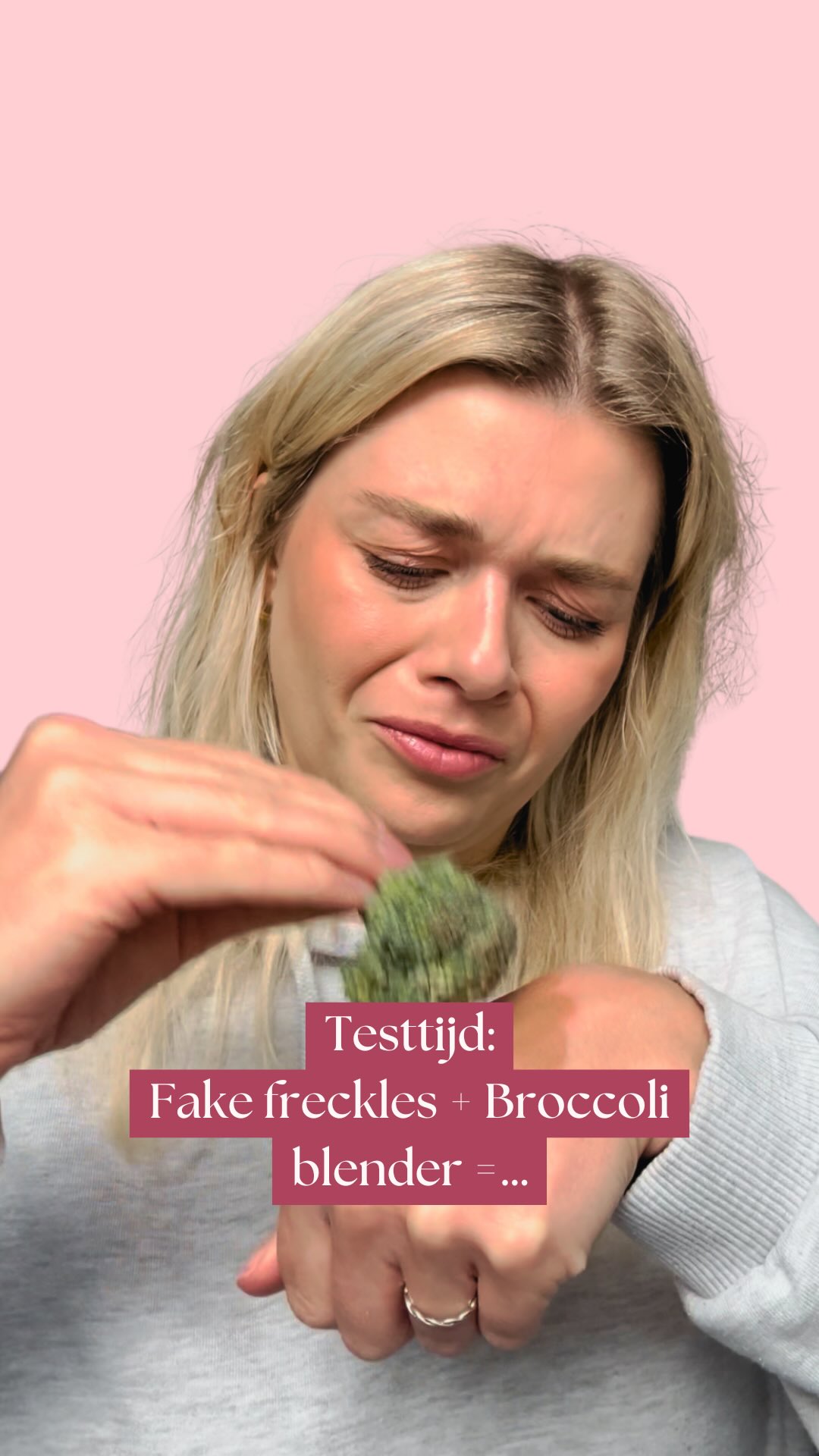 ❤️Testtijd❤️: Fake freckles door een Broccoli Beautyblender?
•
•
•
•
•
Een nieuwe week, een nieuwe makeup hack…
Drie keer raden hoe het resultaat was 🥦👋😂..
👇
P.s.: Liken, liefde tonen en/of taggen mag ALTIJD ❤️ (alsook: De @pureu_cosmetics Bronzing balm is top 💚, mijn broccoli marcheerde volgens mij wat minder 🫣..)
Altijd gezonde liefde
Julie 💋
#visagiste #brasschaat #muabelgium #pureu #broccolibeautyblender #vrouwelijkeondernemers #brasschaatshopping #antwerpen #makeupartiest #bronzer #mariaterheide