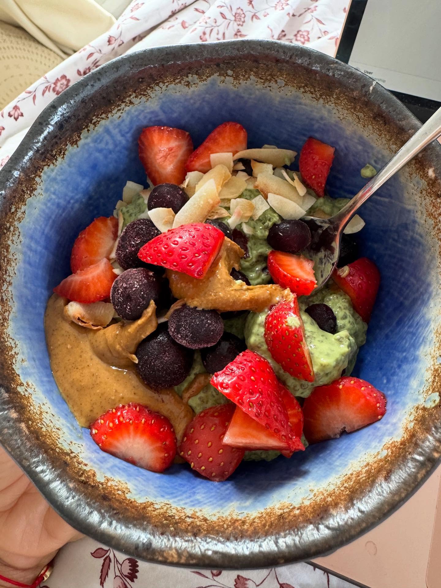 Feeling wired, tired, or craving sugar?
You might be on a blood sugar rollercoaster.
Every crash triggers your stress hormones - and that’s when energy, mood, and focus dip.
A few tweaks can make a great difference to how you feel:
• Add protein and fibre at breakfast
• Don’t skip lunch
• Try breathing before meals
Small signals of calm = balanced hormones ✨
#fibrerich #mindfulnutrition #bloodsugarbalance #eatforenergy #foodasmedicine