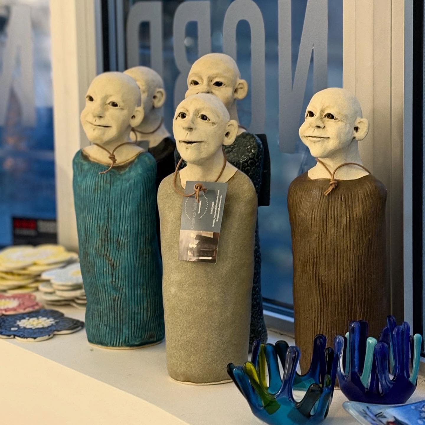 Endelig har vi fått inn flere nye skulpturer fra @kristina_wilhelmina .
Velkommen innom oss/
Hverdager 10-17
Lørdag 10-16
Søndag 12-16
•
@tromsosentrum @gallerinord @kristina_wilhelmina #keramikk #skulptur