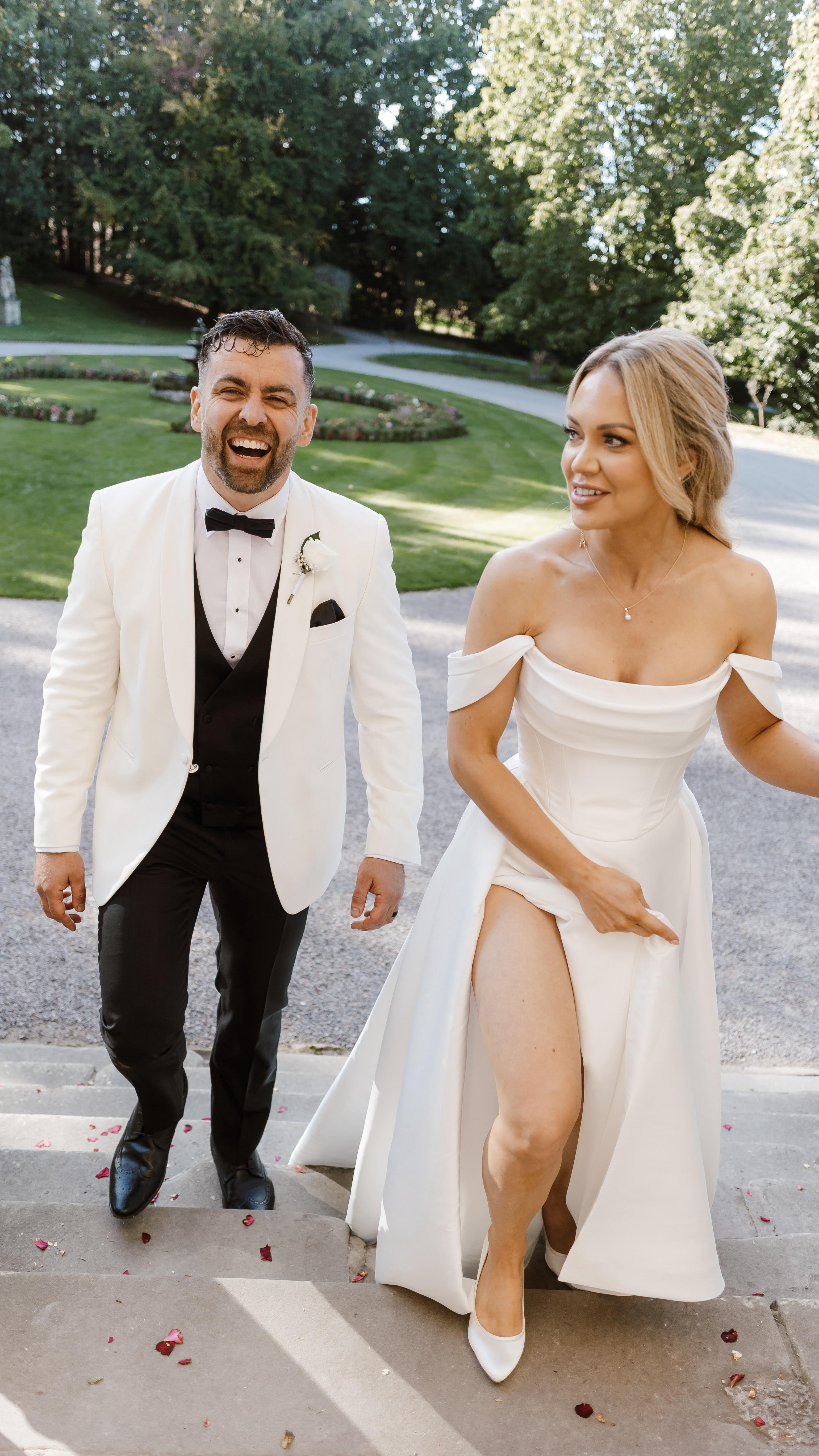 Story time with Faye and James 📝
Such gorgeous vows @fayedavis (and yours too James) 💕
#hybridweddingphotographer
Photographer: @amyrosedeffley
Venue: @clearwellcastle
Dress: @Khyabride @elliesandersonbridal
Hair: @andrealuellahair
Makeup: @katypheiffermakeupartist