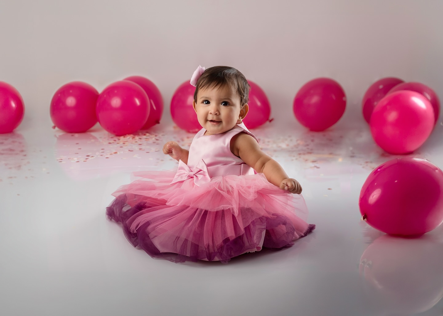 La primera vez que Vielka me escribió fue en diciembre del año pasado para agendar su sesión navideña, pero ya no tenía cupos disponibles 😢. Aun así, este año volvió a escribirme para la sesión del primer añito de la princesa Mila… y leer sus palabras bonitas me llena el corazón 💖
Es un regalo cuando las familias regresan, cuando vienen de la Ciudad, cuando confían en mí para guardar en fotos momentos que pasan tan rápido.
Pero lo más lindo es ver cómo, en cada sesión, cada bebé muestra su propia esencia: algunos entre risas, otros entre llantos (porque si, es normal que pase 😅)… pero todos con algo único que los hace especiales ✨
Gracias, @vielkagonzalezrojas , por tus palabras y por dejarme ser parte de este primer añito tan especial de tu princesa 💕
—-
#SesionesInfantiles
#FotografíaDeBebés
#PrimerAñito
#SmashCake
#BabyMilkBath
#FotografíaInfantil
#FotosDeBebés
#panama