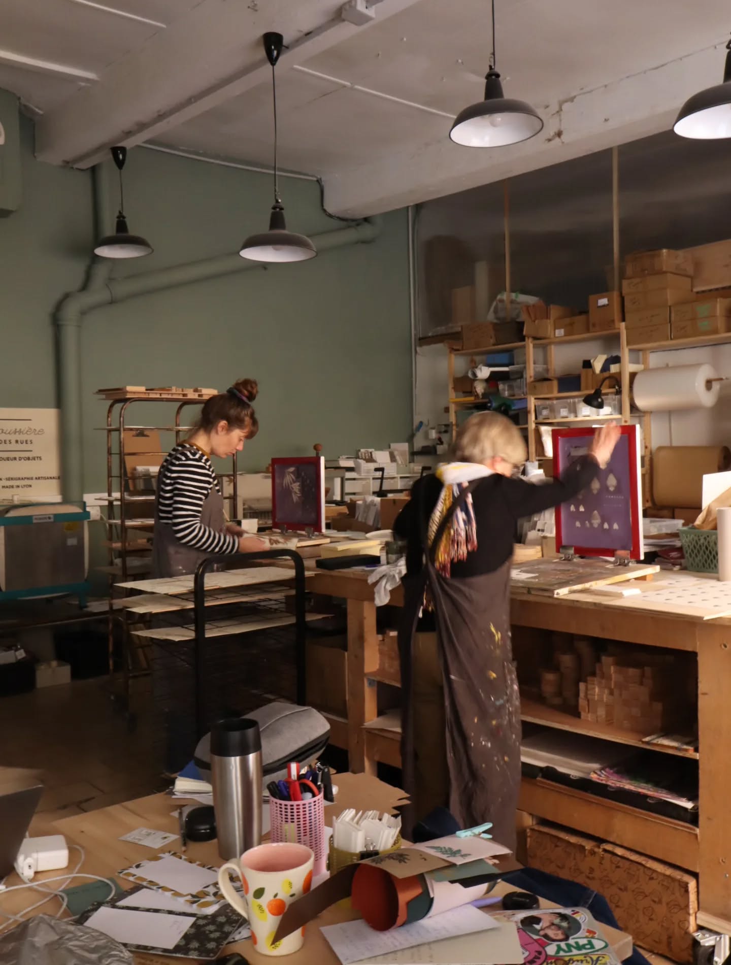 La photo imparfaite d'un moment parfait à l'atelier ♡
.
.
.
#poussieredesrues #serigraphie #screenprinting
