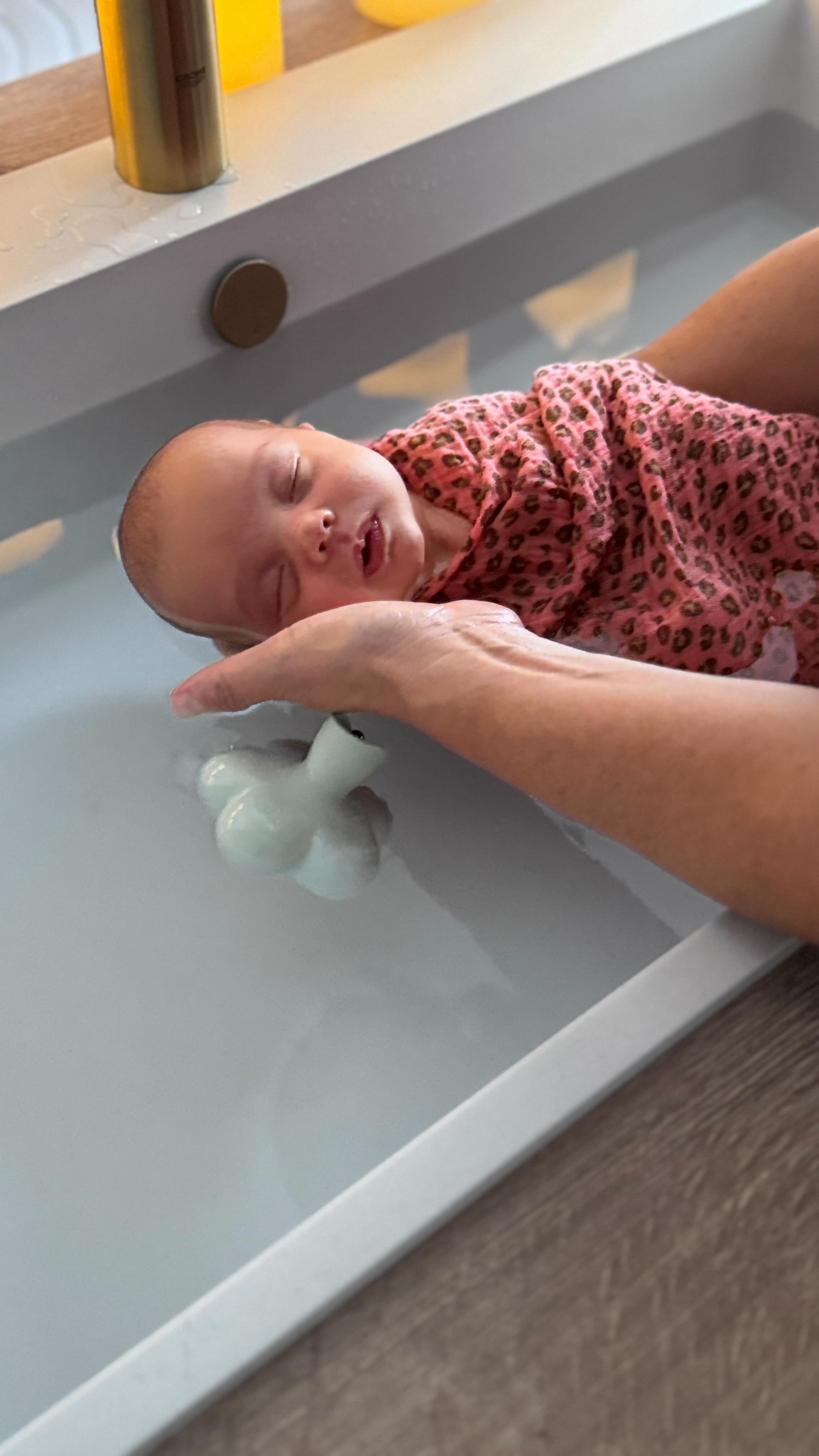 Juste se laisser transporter…
Ne rien ajouter, aucun artifice.
Laisser le nouveau-né nous guider,
Lui faire confiance, simplement.
Accueillir ce moment avec douceur,
Et offrir un bain d’amour…
Voilà toute la magie d’un thérapeutique bain bébé.
Jenny accompagnante périnatale, formée au Bain de Sonia
📍 Cabinet Rêve de Bien Naître
#BainBébé #BainDeSonia #ThalassoBainBébé #BainThérapeutique #BainRelaxantBébé #DétenteBébé #BébéApaisé #BébéBienÊtre #BainÉmotionnel #RituelBébé #PremiersMoments #BainDeDétente#tbb