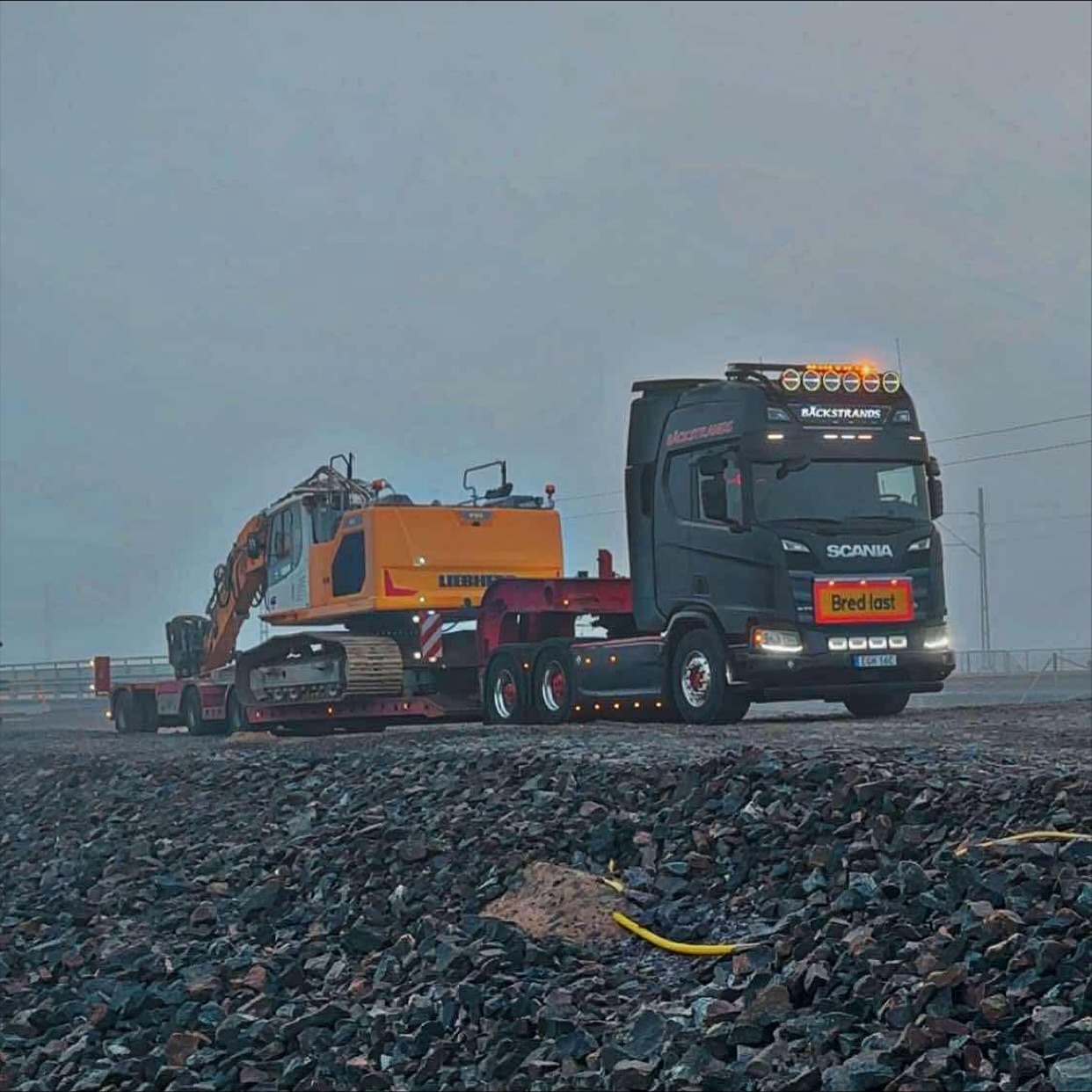 Liebherr R930
#Boden —> #Sälen ❄️
☎️08-480 010 00
✉️order@backstrands.com
🖥️www.backstrands.com
#liebherr
#r930
#maskinflytt
#maskintrailer
#maskintransport
#boden #sälen
#scaniatrucks
#truckphoto
#photoftheday
#snart #vinter
#detvankasafterskii