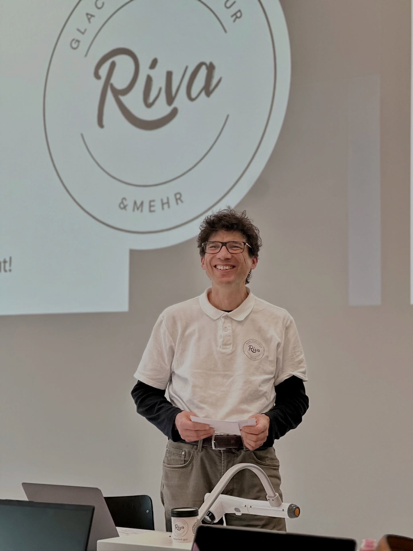 Wir sind jetzt offiziell ein Fallstudienprojekt der Fachhochschule Nordwestschweiz (FHNW)🎓🍦Studierende des Studiengangs Wirtschaftspsychologie im Fach Marketing und Konsumverhalten dürfen reale Business Cases lösen - und wir als Startup sind mittendrin.
Es hat uns grossen Spass gemacht, unseren Case vorzustellen. Jetzt sind wir gespannt wie eine Feder im Glacé-Automaten, welche Ideen die Studierenden entwickeln.
Ein herzliches Dankeschön an die Fachhochschule Nordwestschweiz für die tolle Zusammenarbeit. 🙌