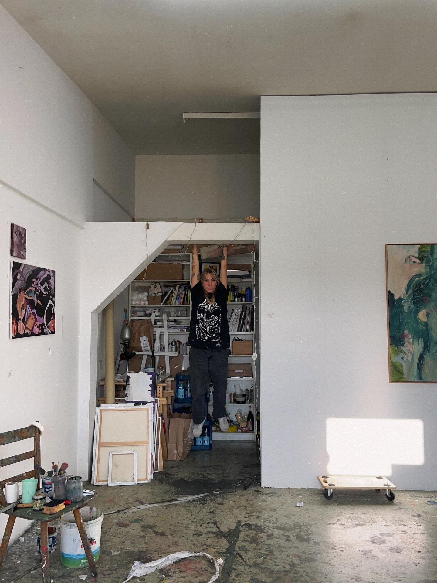 Rettet das Kreativlabor! Ich und andere hunderte Künstler*innen, Kulturschaffende und Initiativen im Kreativlabor stehen vor dem Aus.
Ende September kamen Änderungskündigungen – mit Mieterhöhungen auf das Drei- bis Sechsfache. Für viele bedeutet das: raus.
Das Kreativlabor war über Jahre ein Ort der Begegnung, der Ideen, der Freiheit.
Ein Ort, der gewachsen ist – nicht geplant.
Hier entstanden Ateliers, Werkstätten, Bühnen, soziale Projekte, Musik, Ausstellungen – ein Stück echter Stadtkultur.
Kunst braucht Räume.
Nicht perfekte, sondern echte.
Räume, in denen Menschen gestalten, ausprobieren, scheitern und Neues schaffen können.
Wir fordern von der Stadt München: Die Rückanmietung der Atelierhäuser durch die Stadt und eine faire Lösung, die Kultur erhält – nicht zerstört.
Kunst braucht Räume!
Rettet das Kreativlabor!
#rettetdaskreativlabor #münchen #kunst #subkultur #freiräume #kreativlabor #kunstbrauchträume #kulturfüralle #münchnerkunstszene