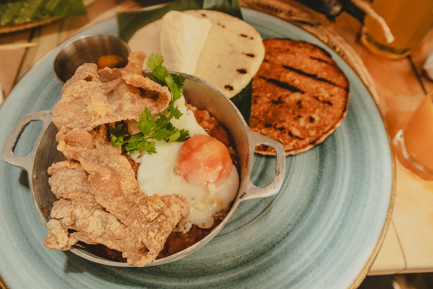 🥘 50 años de @elrancherito_
📌 Bloggaleriadearte.com
Con 9 restaurantes ubicados estratégicamente en Medellín, sus afueras y el oriente cercano (incluyendo sedes en Las Palmas, Los Molinos y Viva Envigado), la marca se ha asegurado de estar siempre cerca de sus clientes.