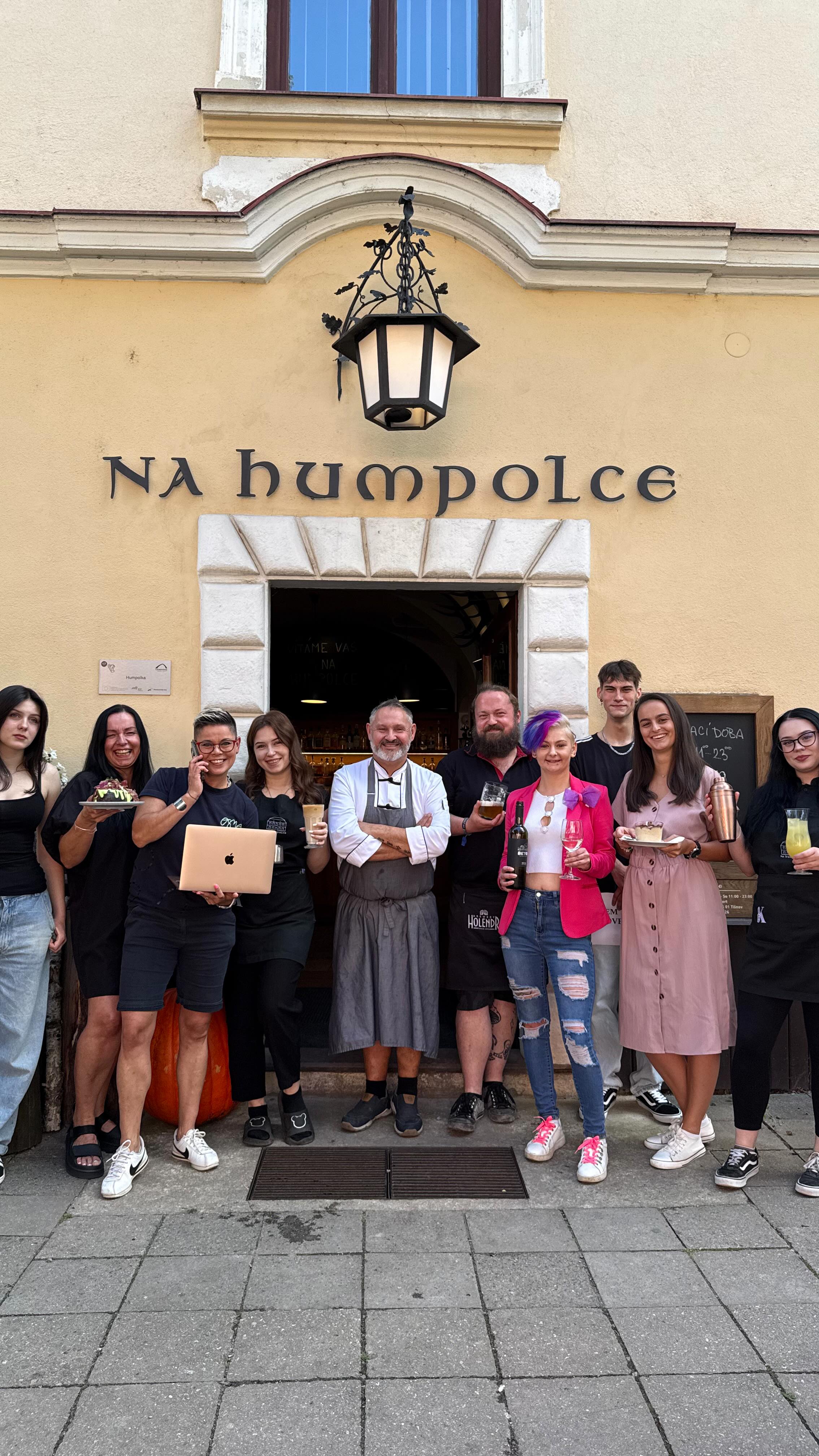 🔥 Tady je náš tým, co dává Humpolce duši.
Za barem, v kuchyni i na place.
Miška, Mája, Natálka, Martin, Anya, Lenka, Anetka, Nikča a Patrik. 💥
Každý z nich tvoří atmosféru, kvůli které se k nám hosté rádi vracejí.
✨ Přijď si užít ten pocit i ty! Super jídlo, úsměvy a místo, kde se cítíš jako doma.
👉 Sleduj nás a stav se Na Humpolce.