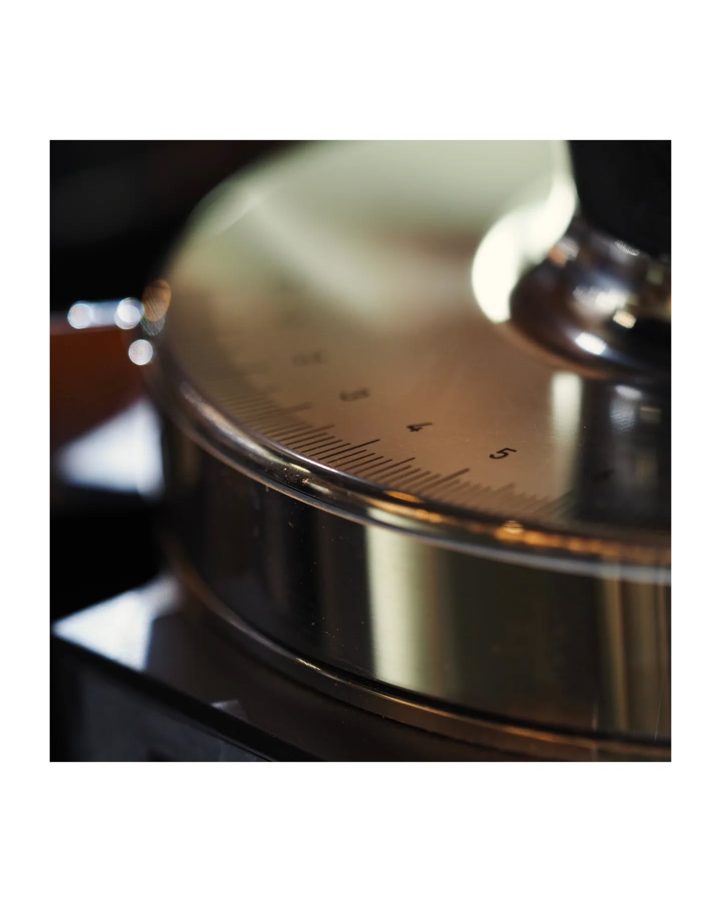 Dial-In
Wir legen in der 9 Wert darauf die wundervollen Kaffees unserer Partnerröstereien in ihrem vollen, geschmacklichen Glanze erstrahlen zu lassen!
Damit jeder Shot sitzt und kein Handfilter daneben geht, legen wir beim Dial-In Wert auf Reproduzierbarkeit und Präzision. Um das zu ermöglichen, wird jeder Shot abgewogen, geübt per WDT entklumpt, geleveled und konstant getamped.
Nur so können wir dafür sorgen, dass jeder eurer Kaffees, euch auch so gut schmeckt, wie uns!
Egal ob klassisch, cremig-nussig oder modern fruchtig-komplex - Jeder Shot ein Treffer.
Komm vorbei und überzeug dich selbst :)