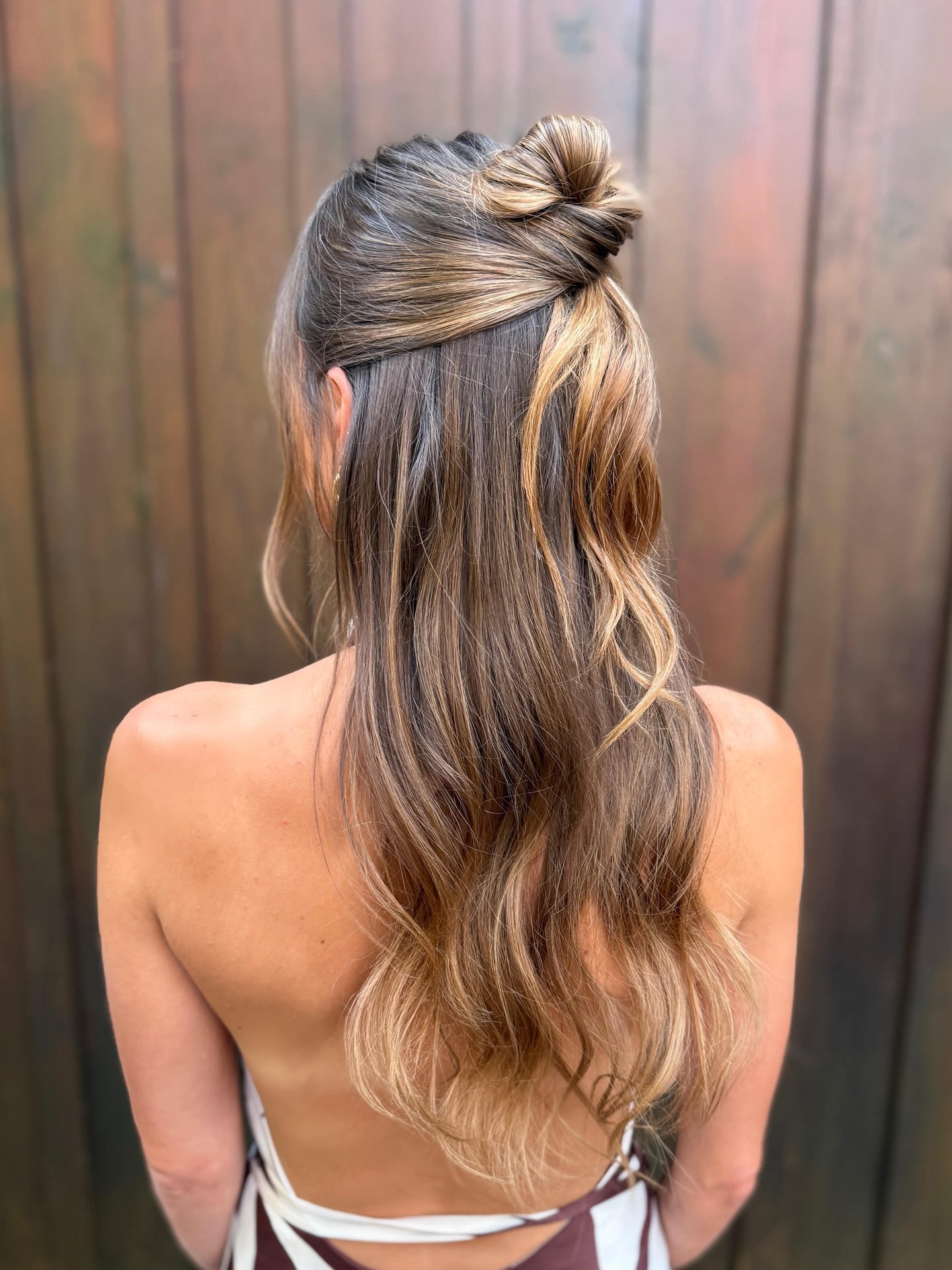 I love this style as an alternative to the perky “waterfall” half up. I feel like it gives off a similar silhouette/vibe, but you don’t have to worry about it falling flat, or exposing what’s holding it up underneath 👀
Liv was LIVING her life on the dance floor, and it held strong (albeit, much less polished) until 2:00am 🎉
And, y’all, I am truly running out of things to say about the makeup I do… my signature style doesn’t have a fancy name or trendy title, so here is another natural(ish) makeup on another gorgeous face 🤣
Hair & makeup by moi 🙋🏻♀️
#miltonmakeupartist #oakvillemakeupartist #burlingtonmakeupartist #naturalbridalmakeup #hamiltonmakeupartist #bridalmakeup #weddingmakeup #weddinghair #bridalhair #pearlehotelandspa 2026 wedding, 2026 wedding hair and makeup near me, 2026 bridal makeup, 2025 bridal hair, GTA makeup artist